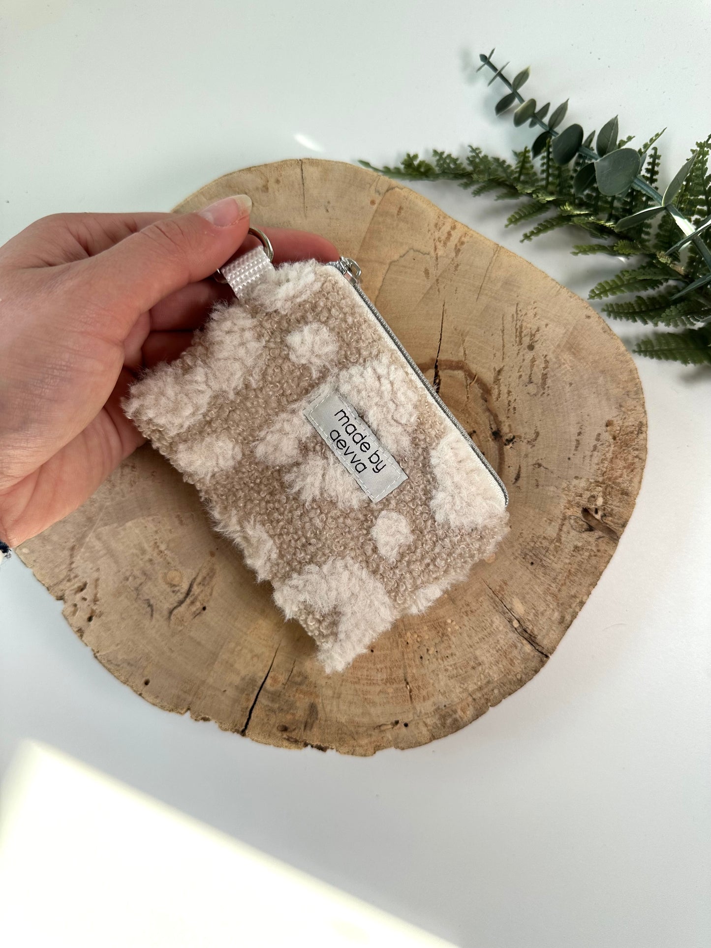 Kleiner Mini Geldbeutel aus Teddystoff in hellem Leo / madebyaevva