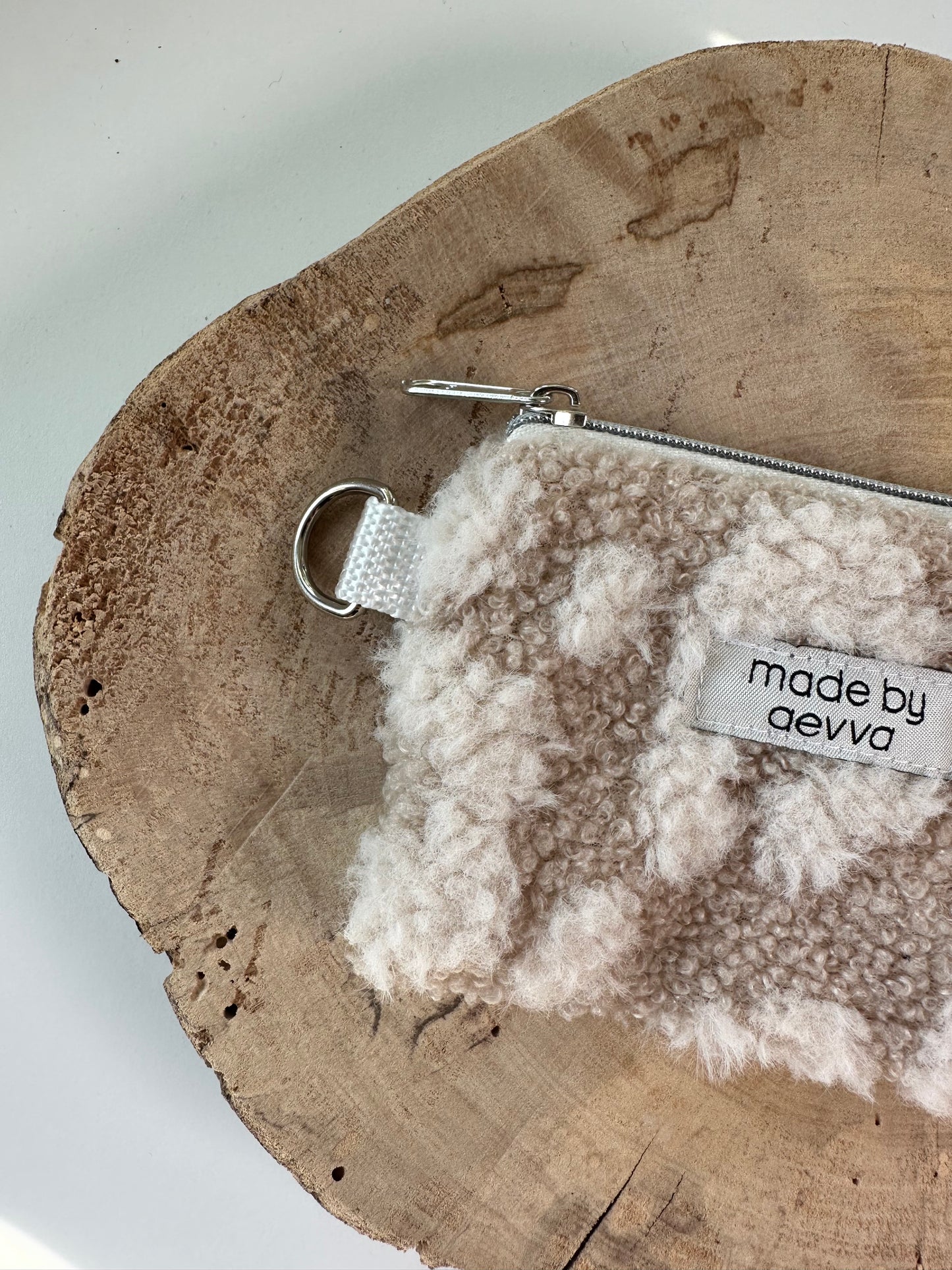 Kleiner Mini Geldbeutel aus Teddystoff in hellem Leo / madebyaevva