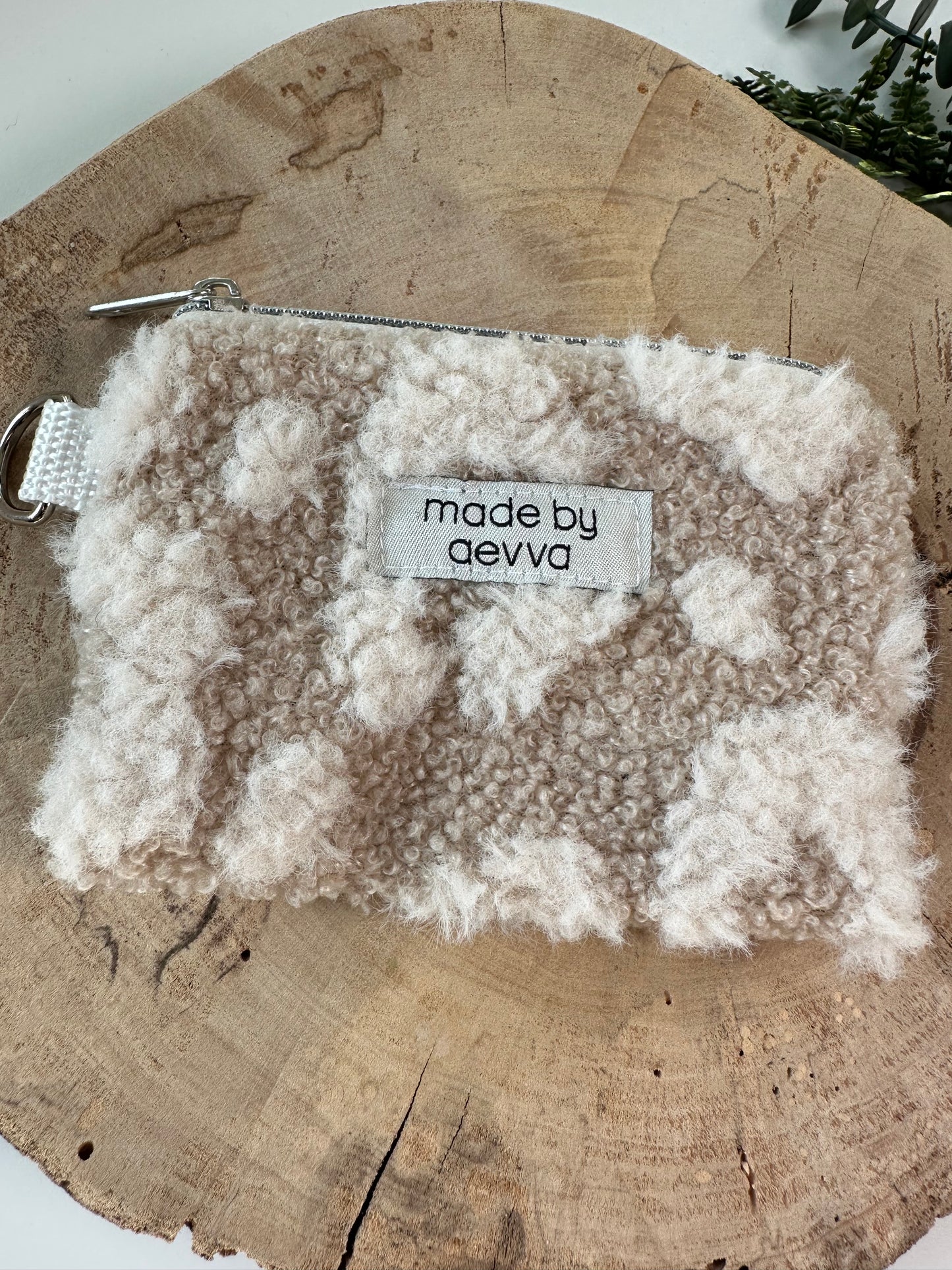 Kleiner Mini Geldbeutel aus Teddystoff in hellem Leo / madebyaevva