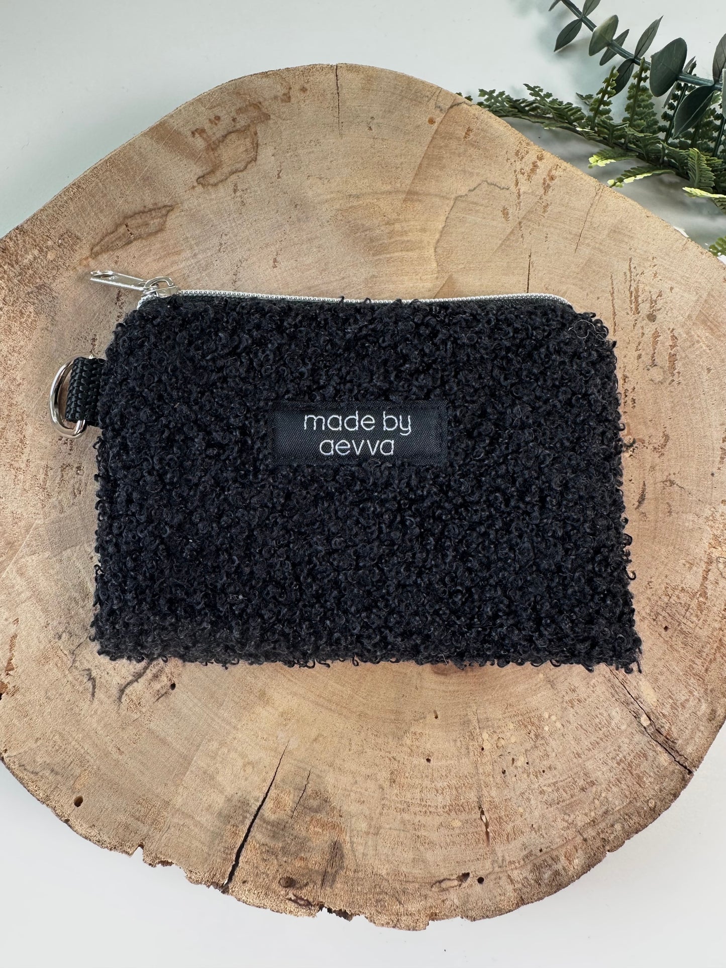 Kleiner Mini Geldbeutel aus Teddystoff in schwarz / madebyaevva