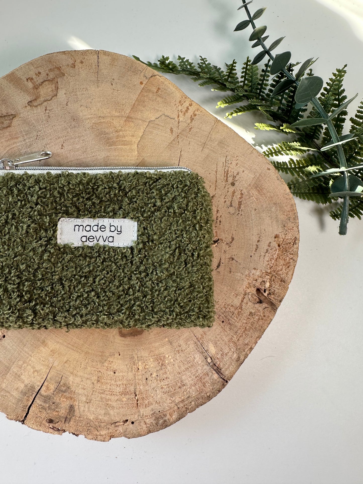 Kleiner Mini Geldbeutel aus Teddystoff in olive / madebyaevva