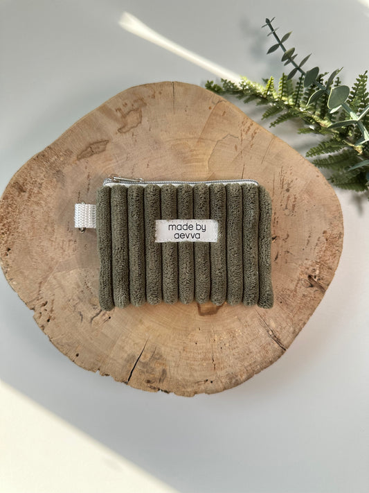 Kleiner Mini Geldbeutel aus breitem Cord in olive / madebyaevva