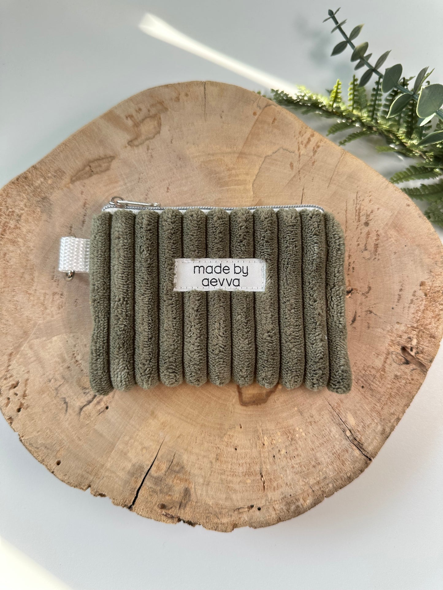 Kleiner Mini Geldbeutel aus breitem Cord in olive / madebyaevva