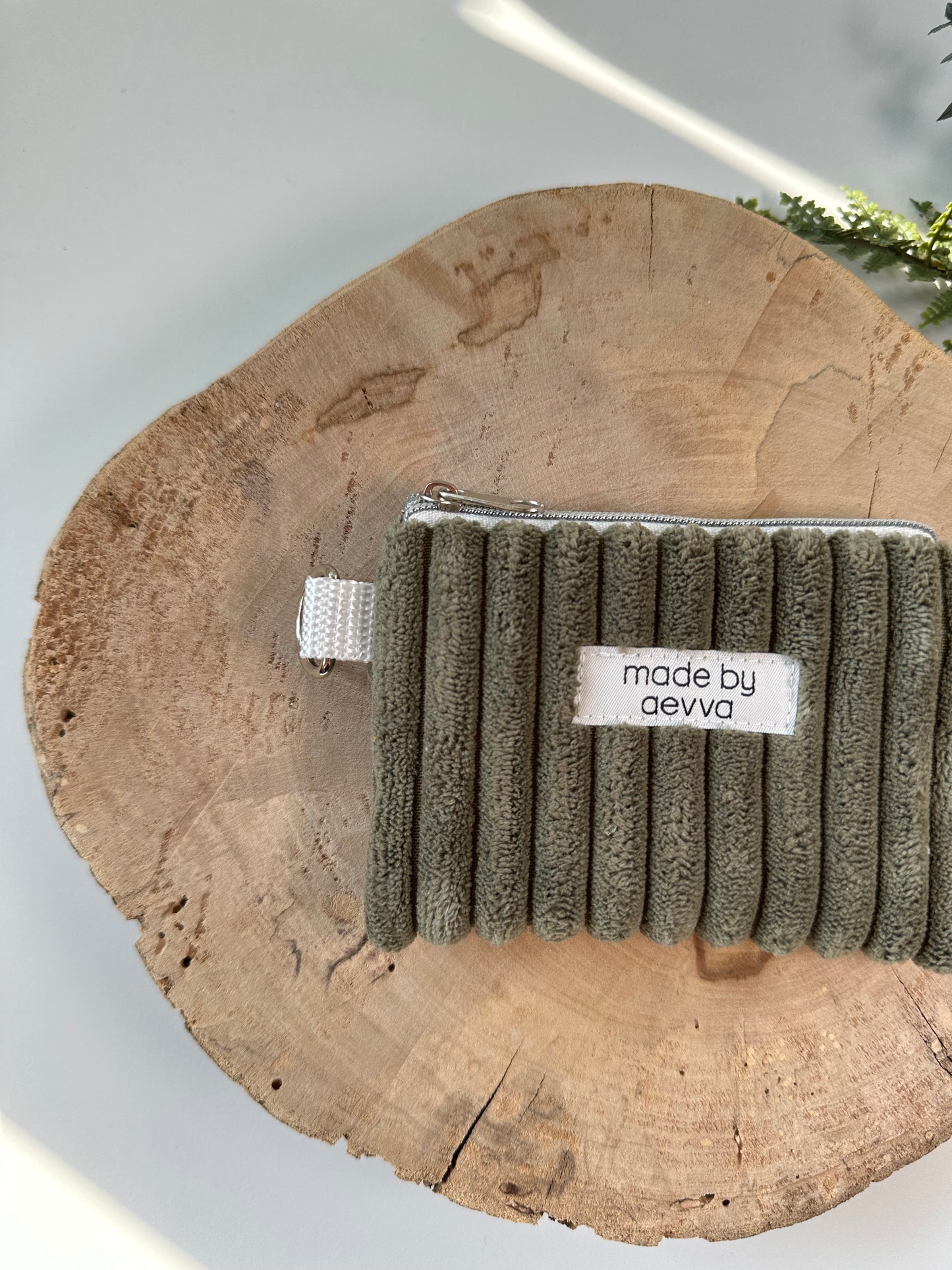 Kleiner Mini Geldbeutel aus breitem Cord in olive / madebyaevva