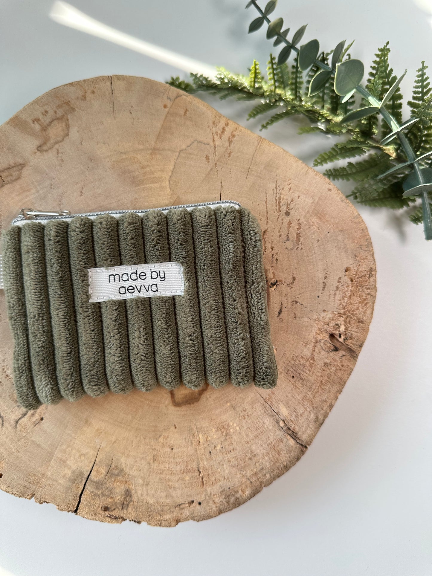 Kleiner Mini Geldbeutel aus breitem Cord in olive / madebyaevva
