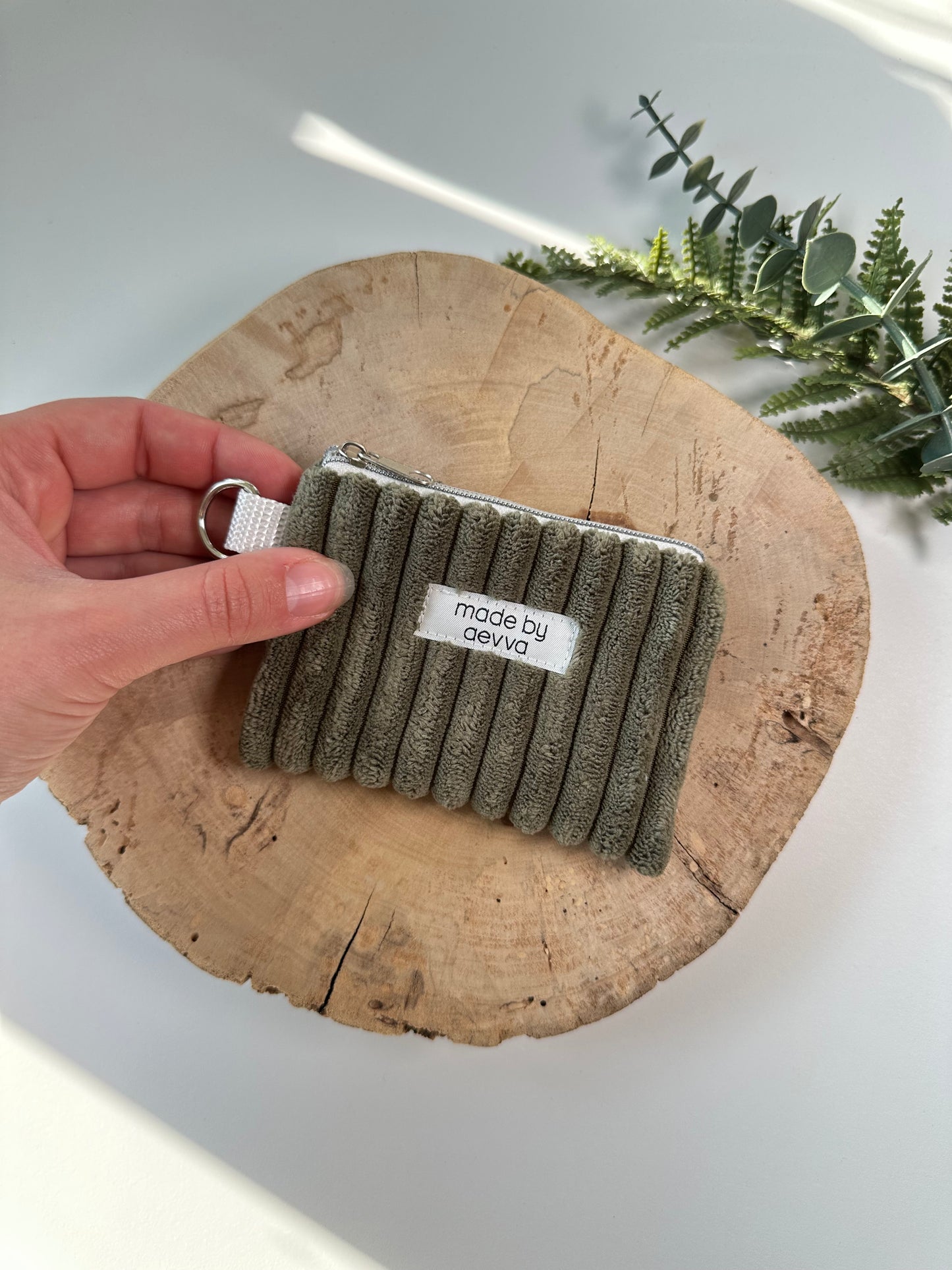 Kleiner Mini Geldbeutel aus breitem Cord in olive / madebyaevva