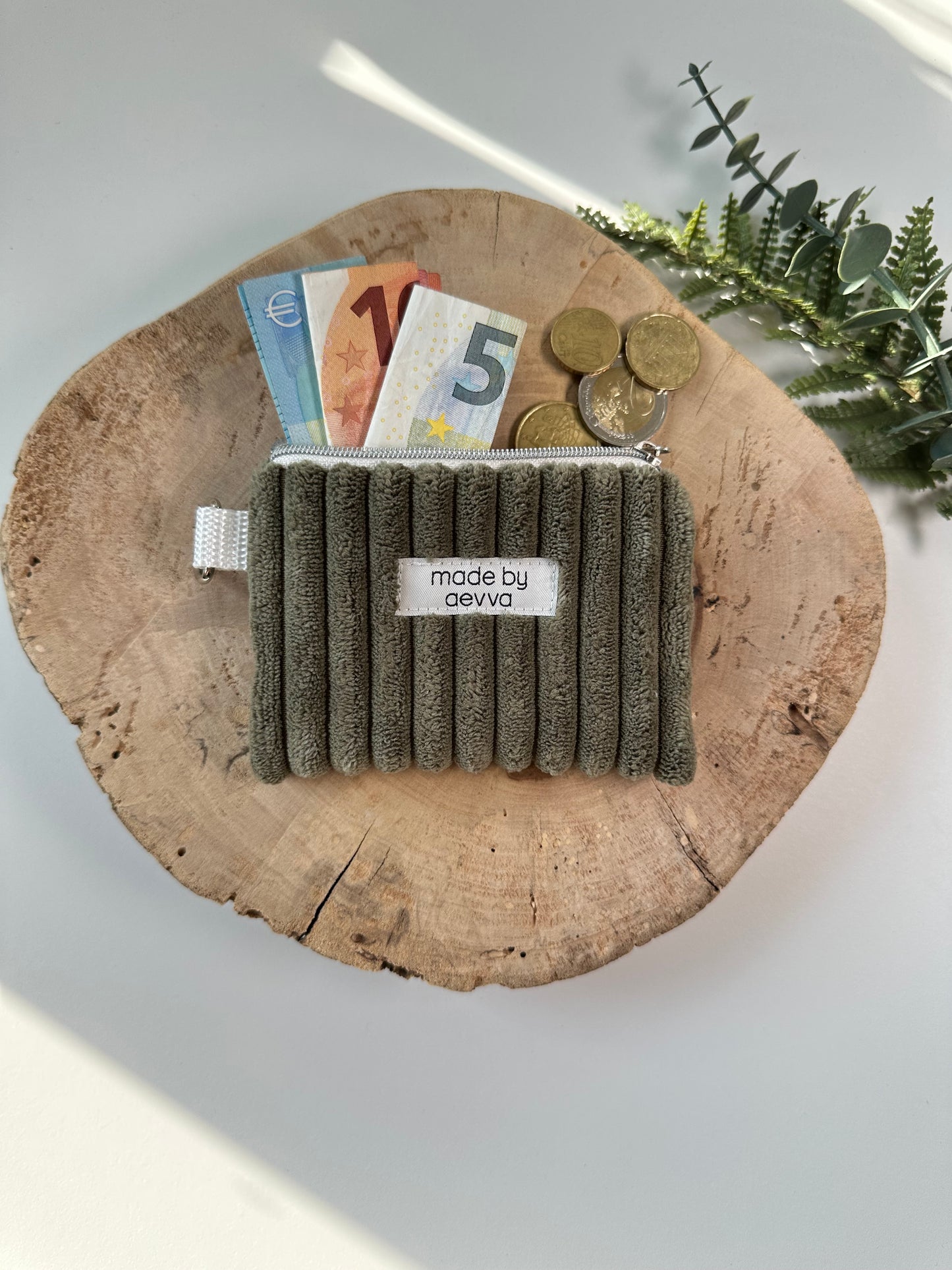 Kleiner Mini Geldbeutel aus breitem Cord in olive / madebyaevva