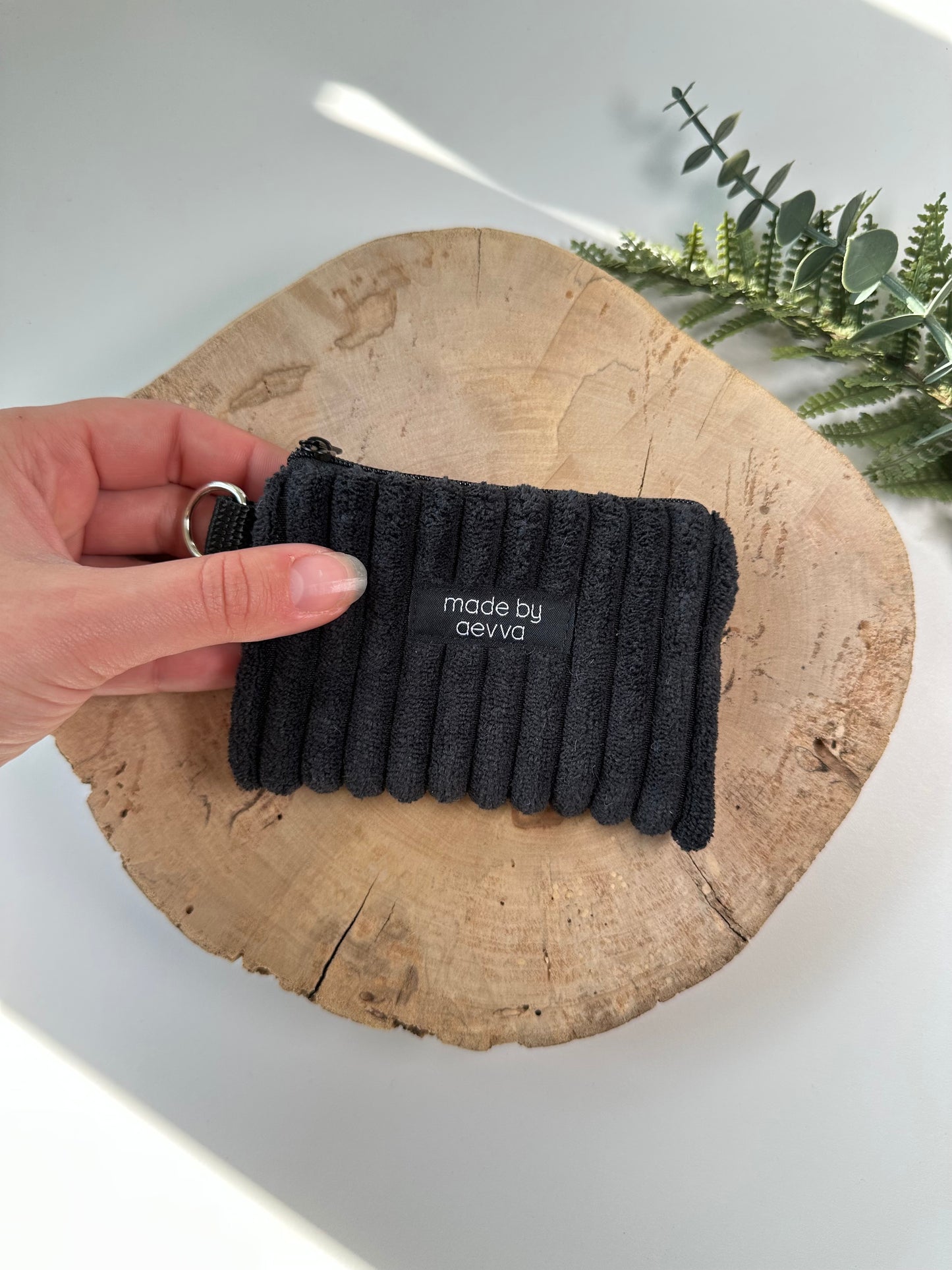 Kleiner Mini Geldbeutel aus breitem Cord in schwarz / madebyaevva