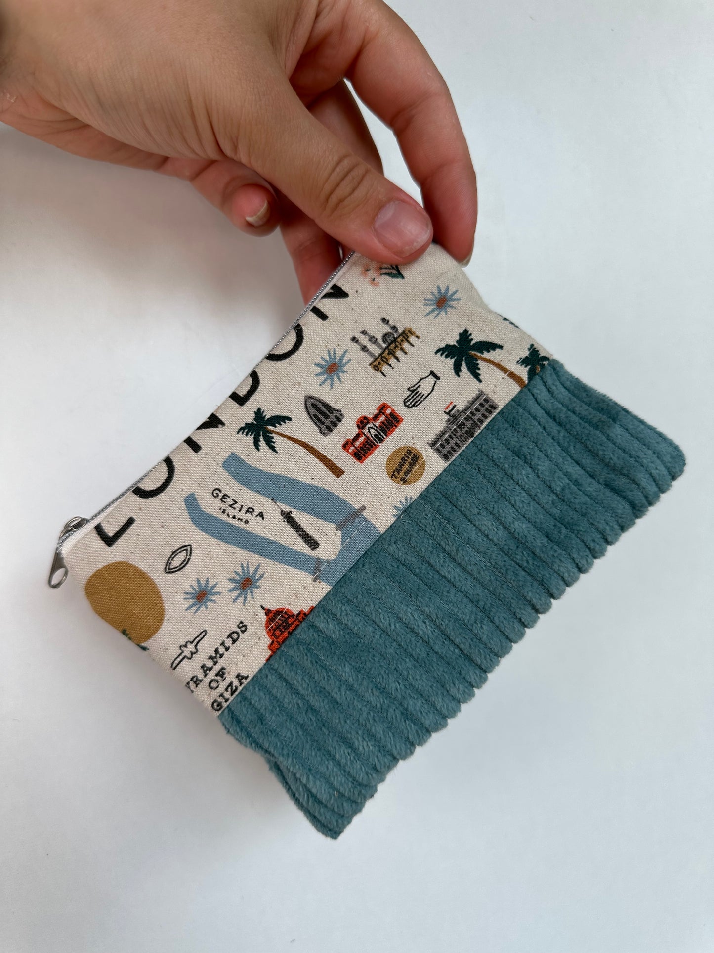 Handgefertigtes Täschchen aus Baumwolle und Cord als Reisetaschen Organizer