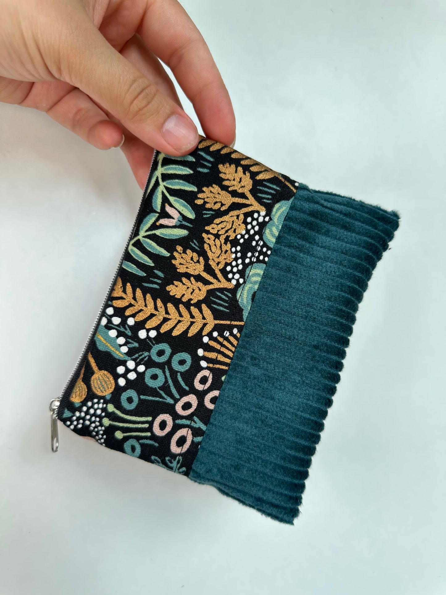 Handgefertigtes Täschchen aus Baumwolle und Cord als Reisetaschen Organizer