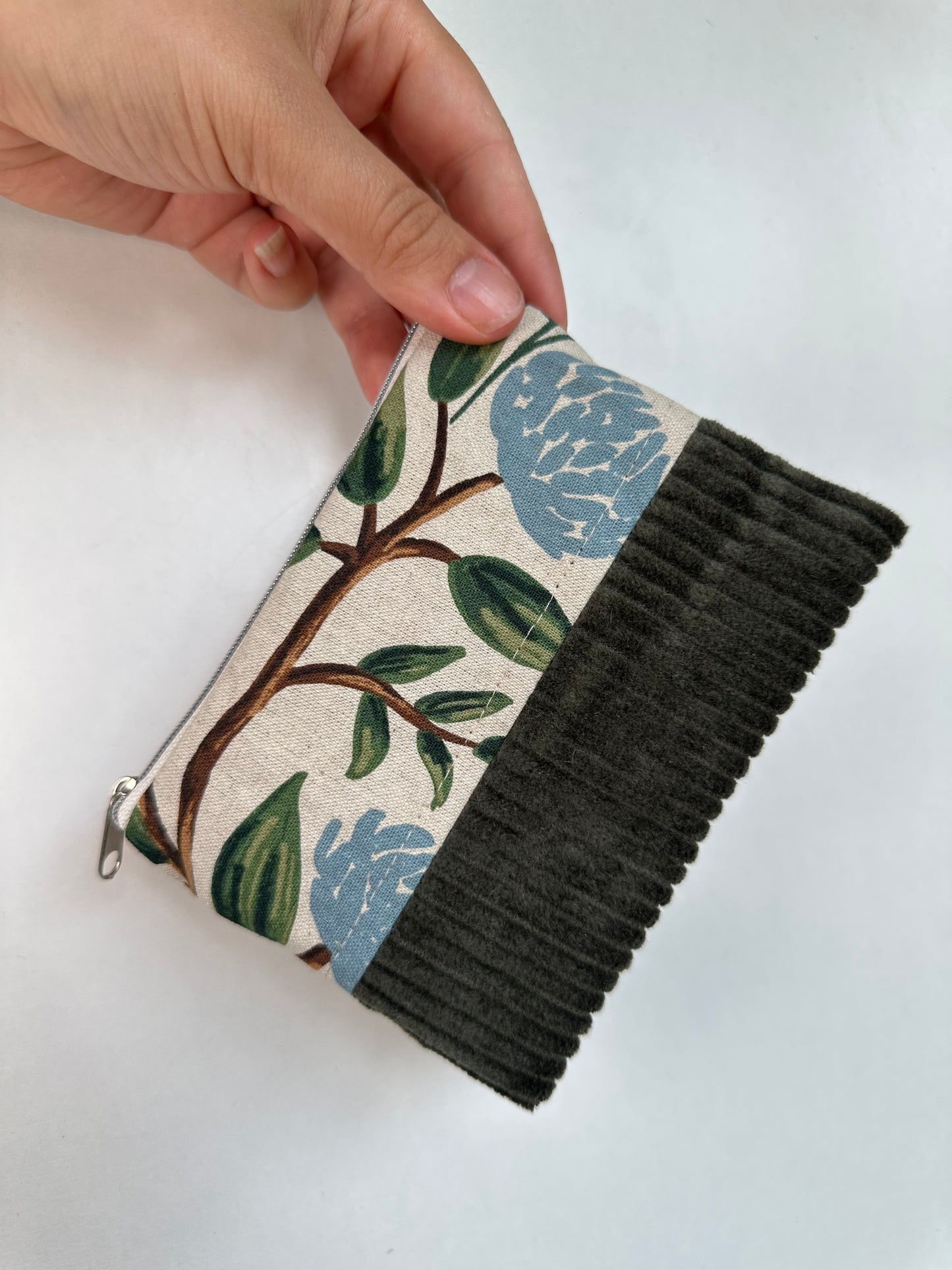 Handgefertigtes Täschchen aus Baumwolle und Cord als Reisetaschen Organizer