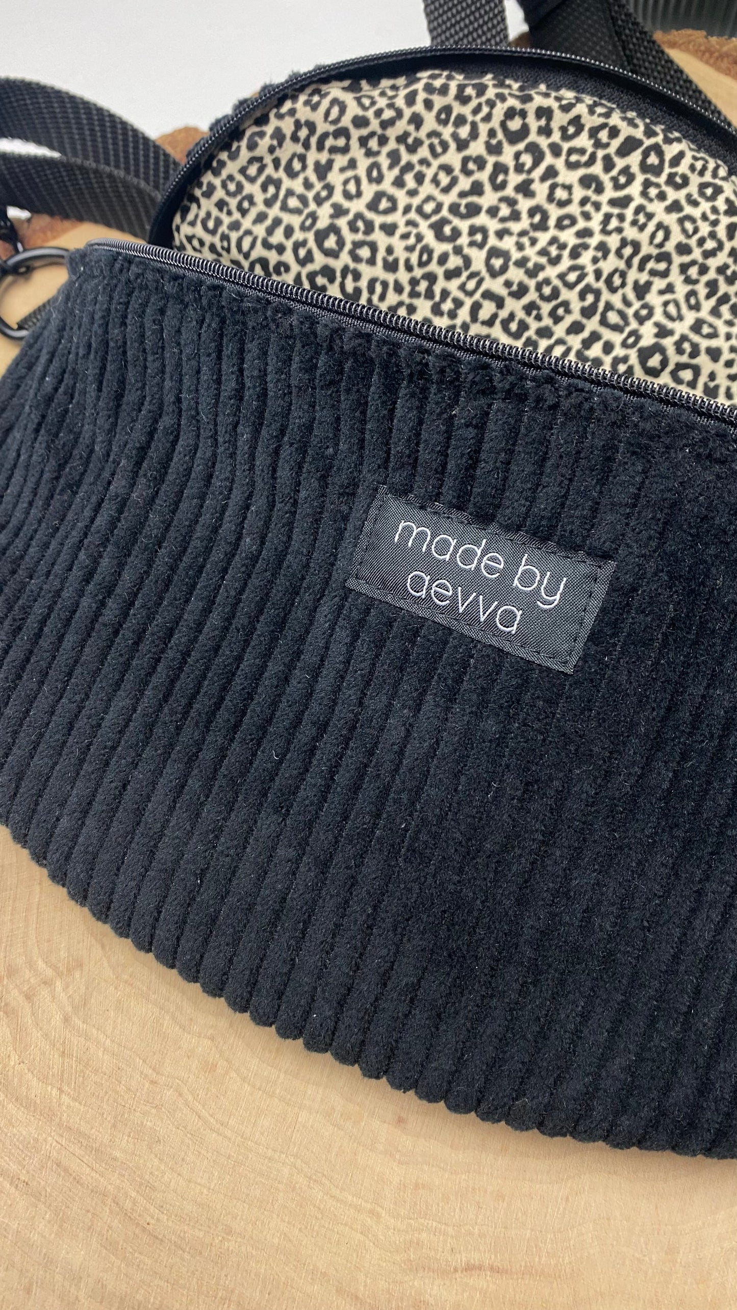 Midi Bauchtasche aus Cord in schwarz mit Leo Muster - Für Alltag und Freizeit - handgemacht in DE