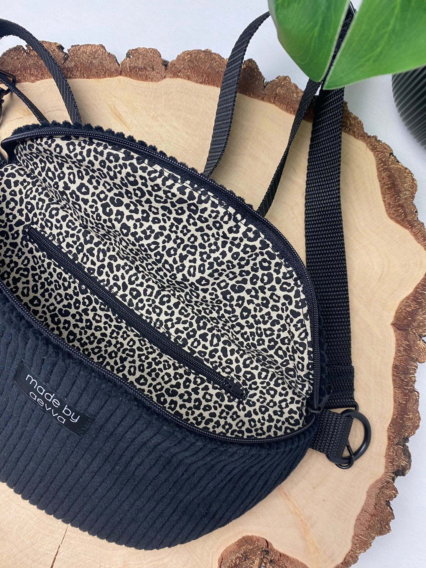 Midi Bauchtasche aus Cord in schwarz mit Leo Muster - Für Alltag und Freizeit - handgemacht in DE