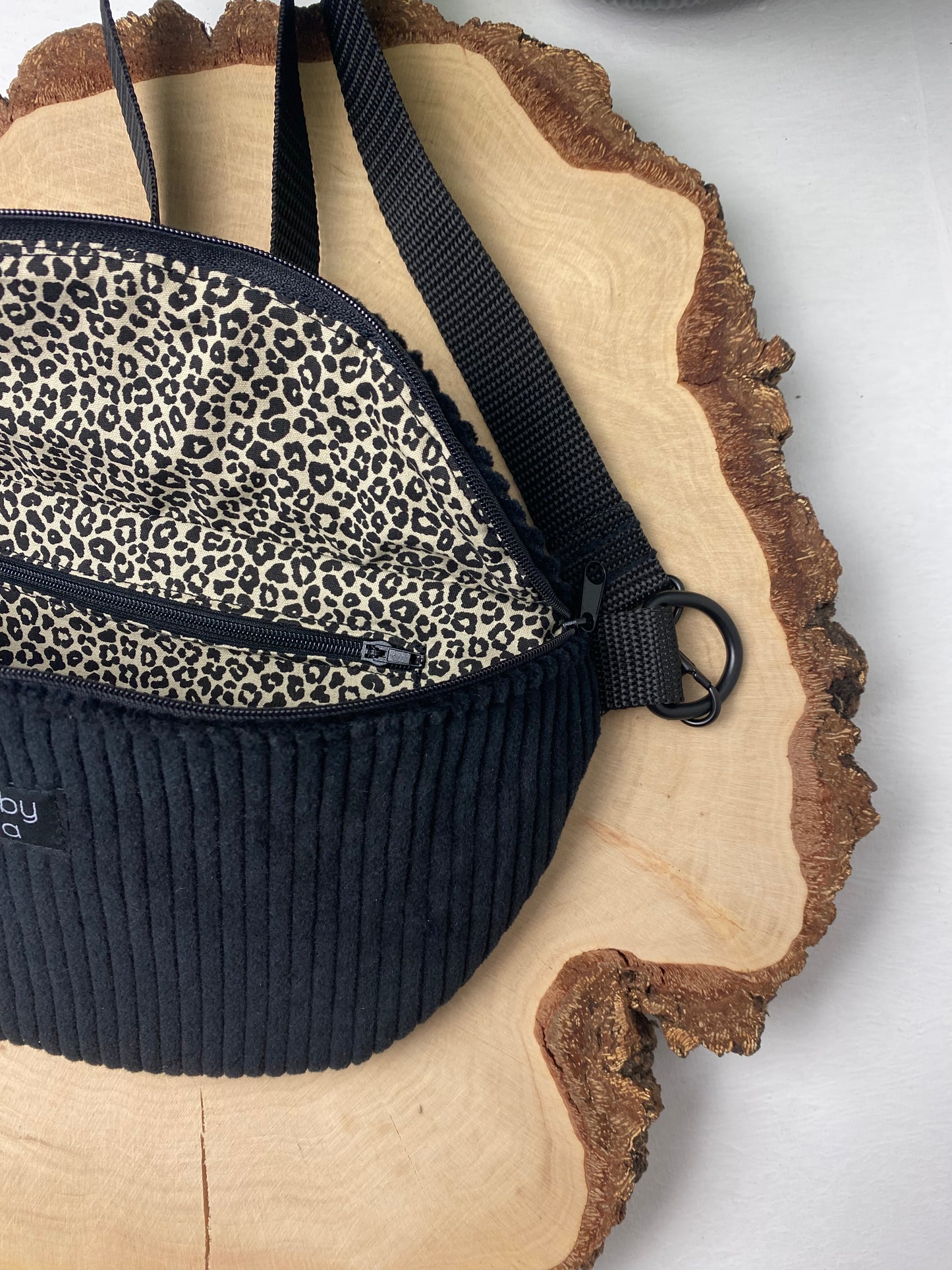 Midi Bauchtasche aus Cord in schwarz mit Leo Muster - Für Alltag und Freizeit - handgemacht in DE