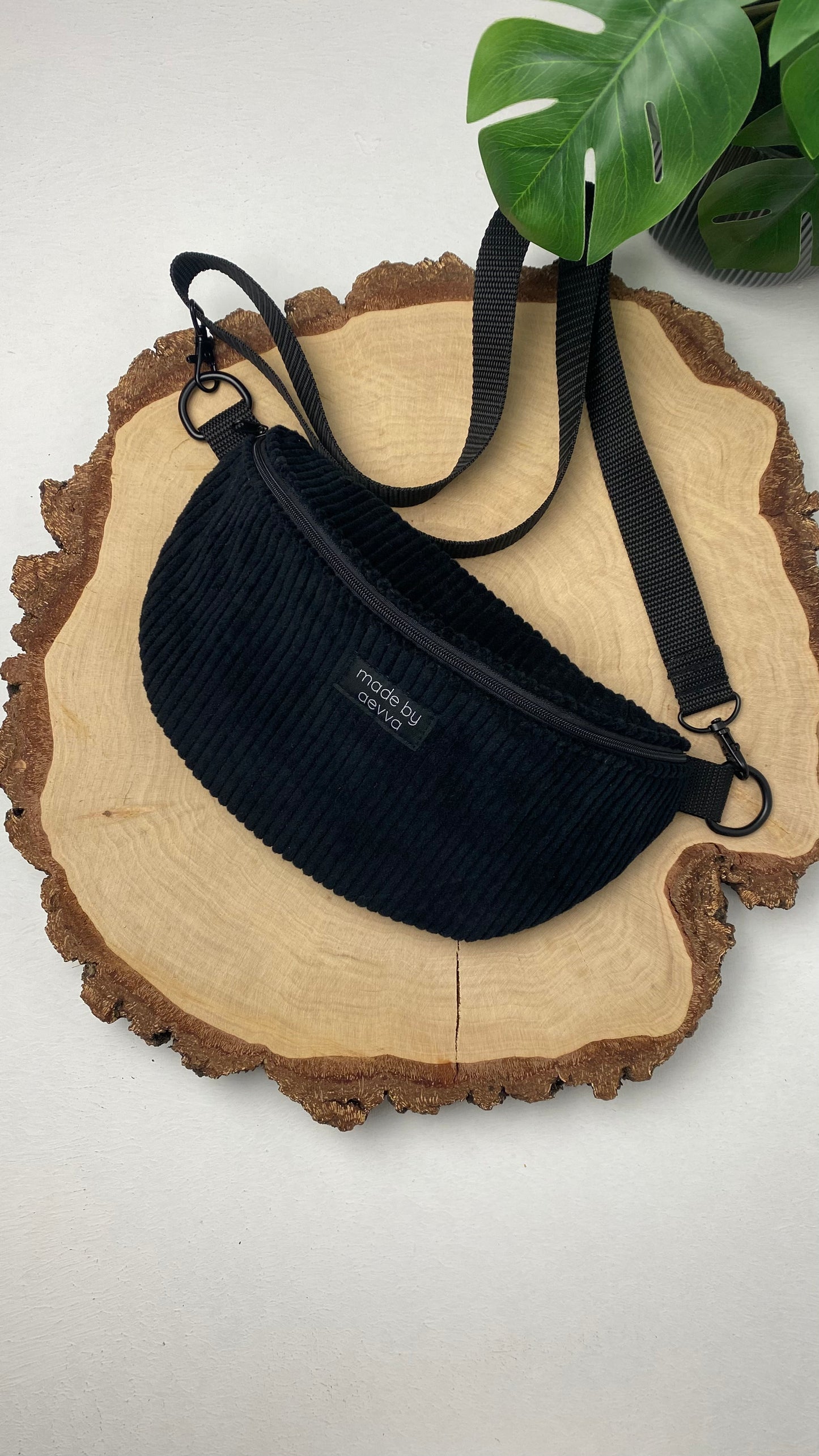 Midi Bauchtasche aus Cord in schwarz mit Leo Muster - Für Alltag und Freizeit - handgemacht in DE