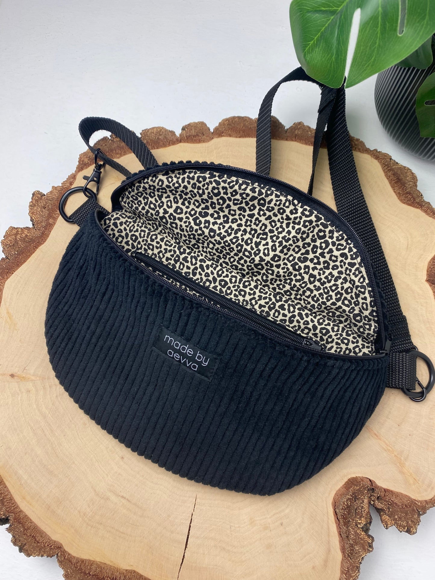Midi Bauchtasche aus Cord in schwarz mit Leo Muster - Für Alltag und Freizeit - handgemacht in DE