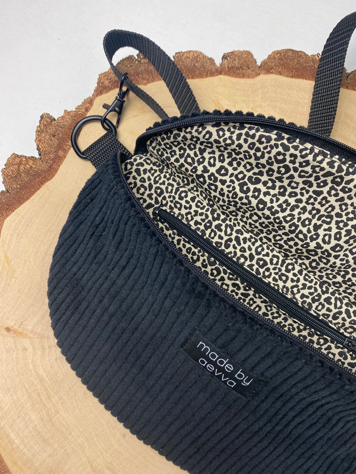 Midi Bauchtasche aus Cord in schwarz mit Leo Muster - Für Alltag und Freizeit - handgemacht in DE