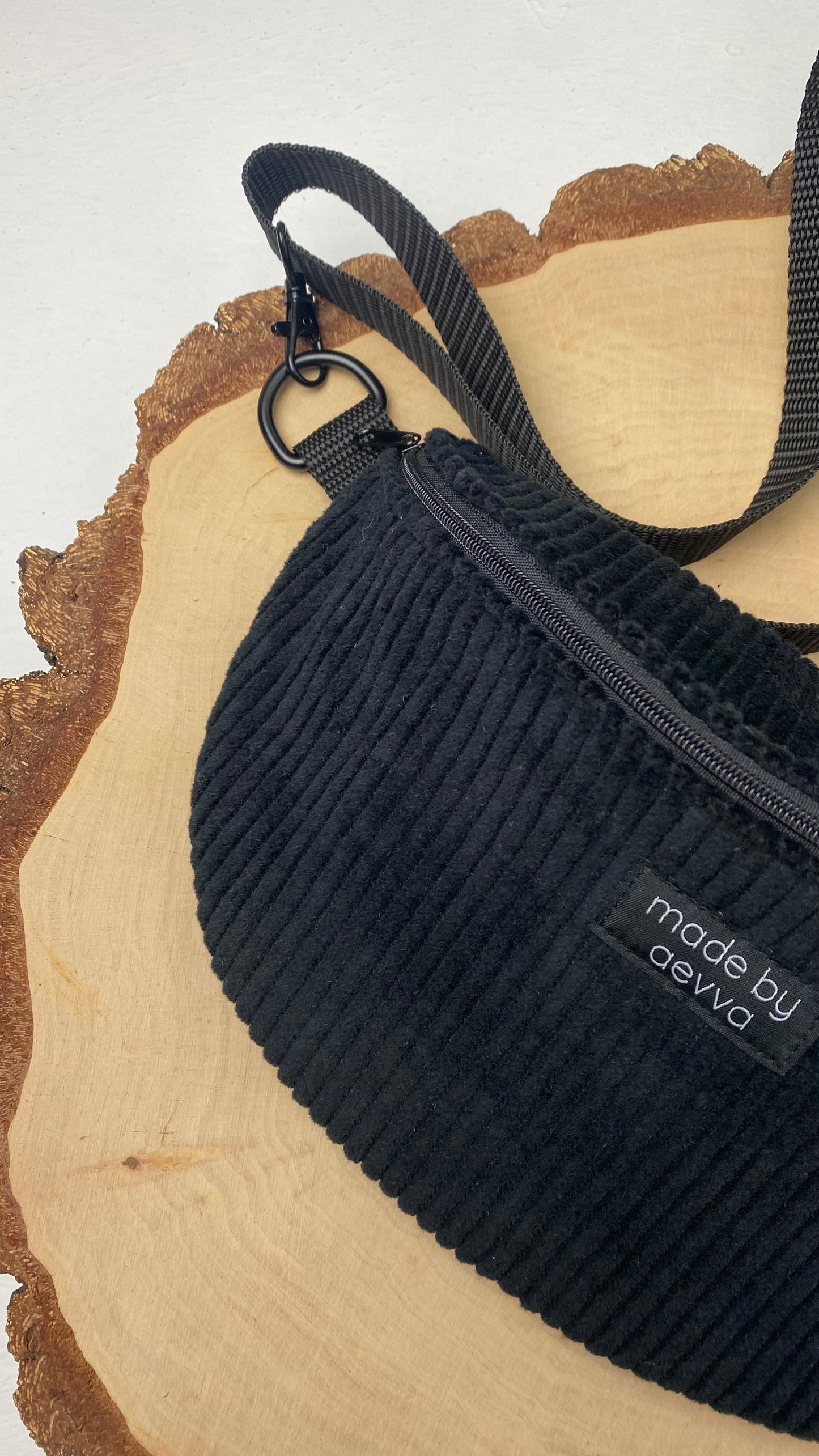 Midi Bauchtasche aus Cord in schwarz mit Leo Muster - Für Alltag und Freizeit - handgemacht in DE