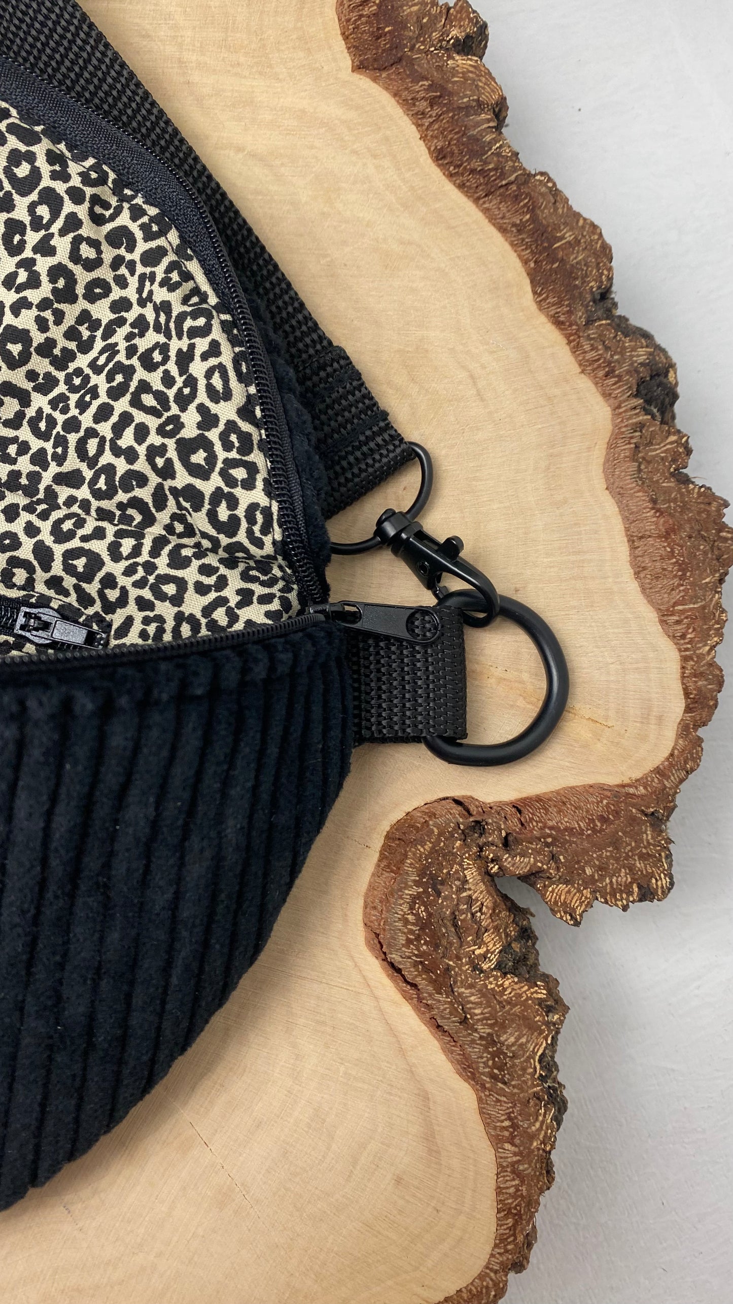 Midi Bauchtasche aus Cord in schwarz mit Leo Muster - Für Alltag und Freizeit - handgemacht in DE