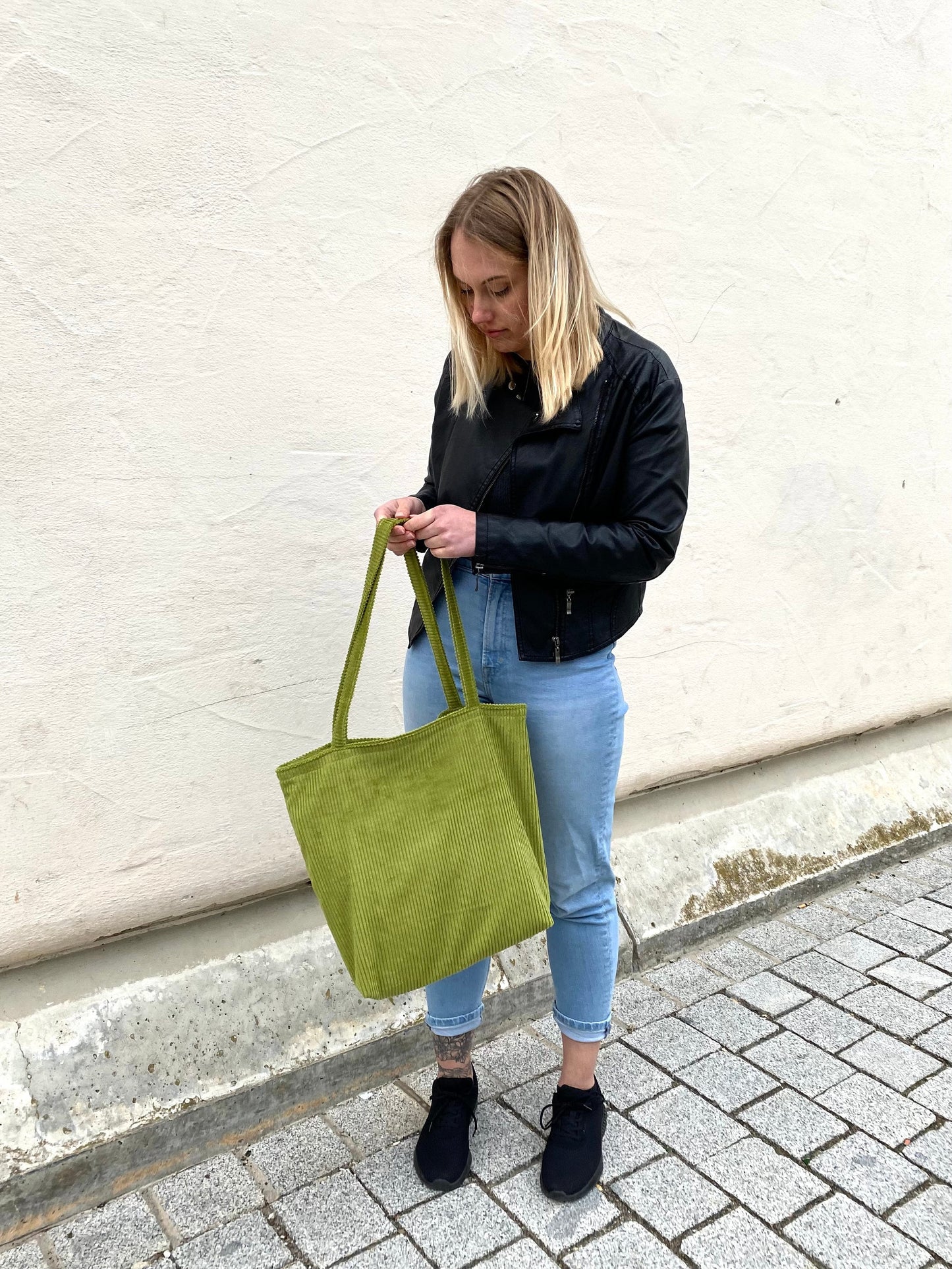 Shopper groß aus Cord in hellgrün mit Reißverschluss und Innentasche