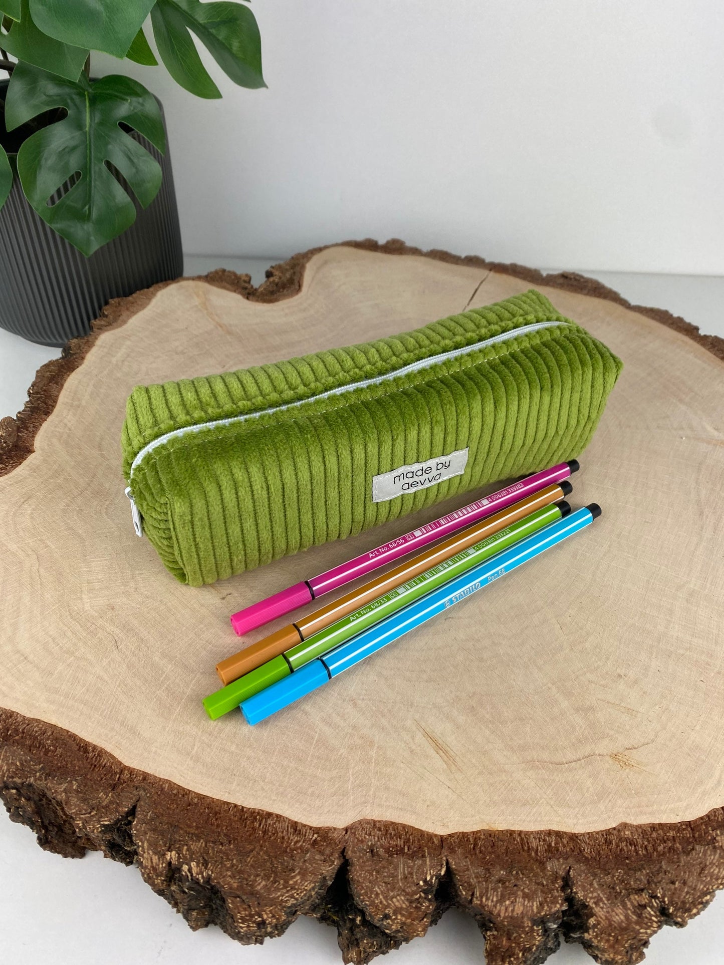 Stifte Mäppchen aus Cord in grün