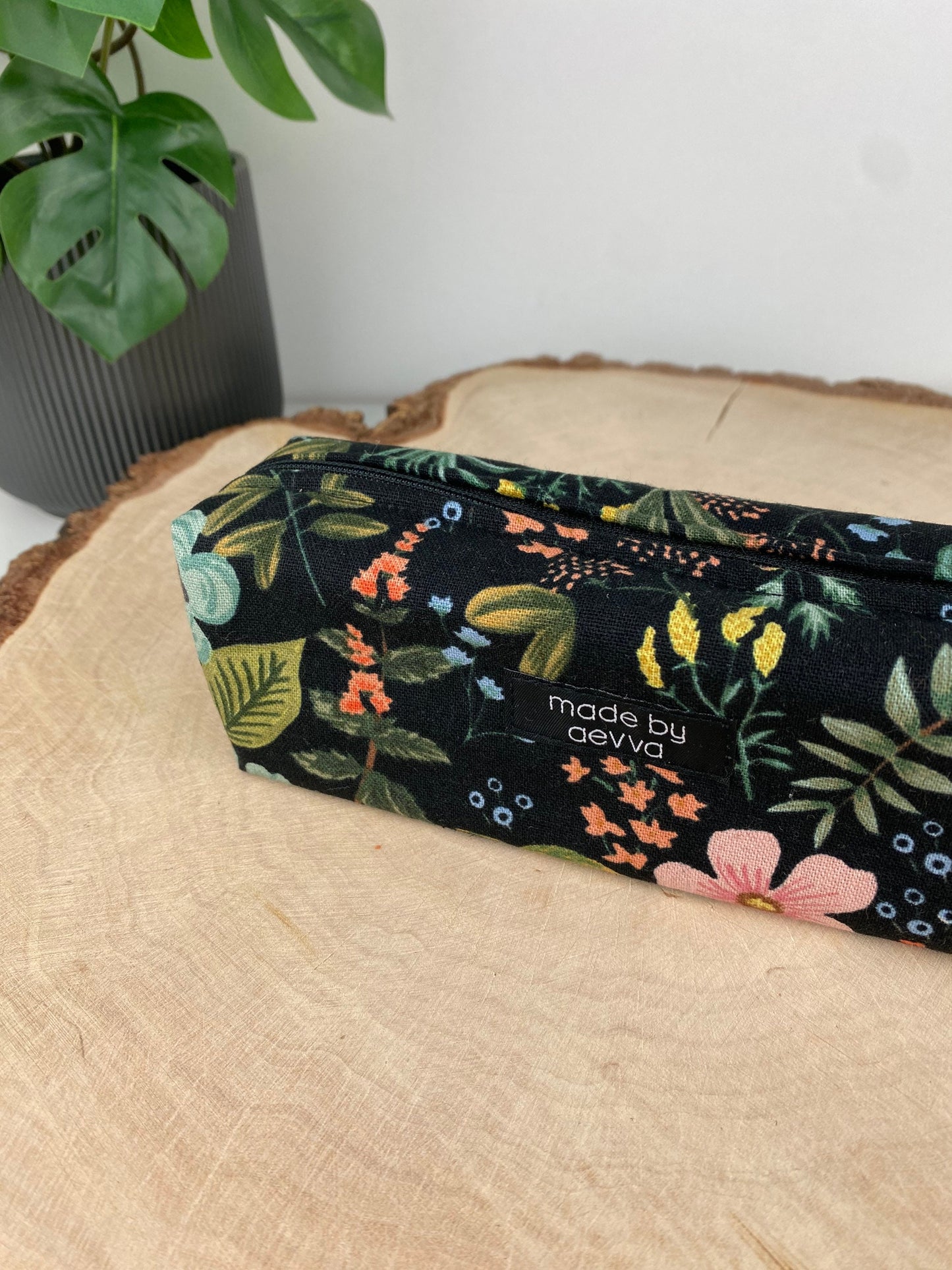 Stifte Mäppchen mit Blumen in dunkel