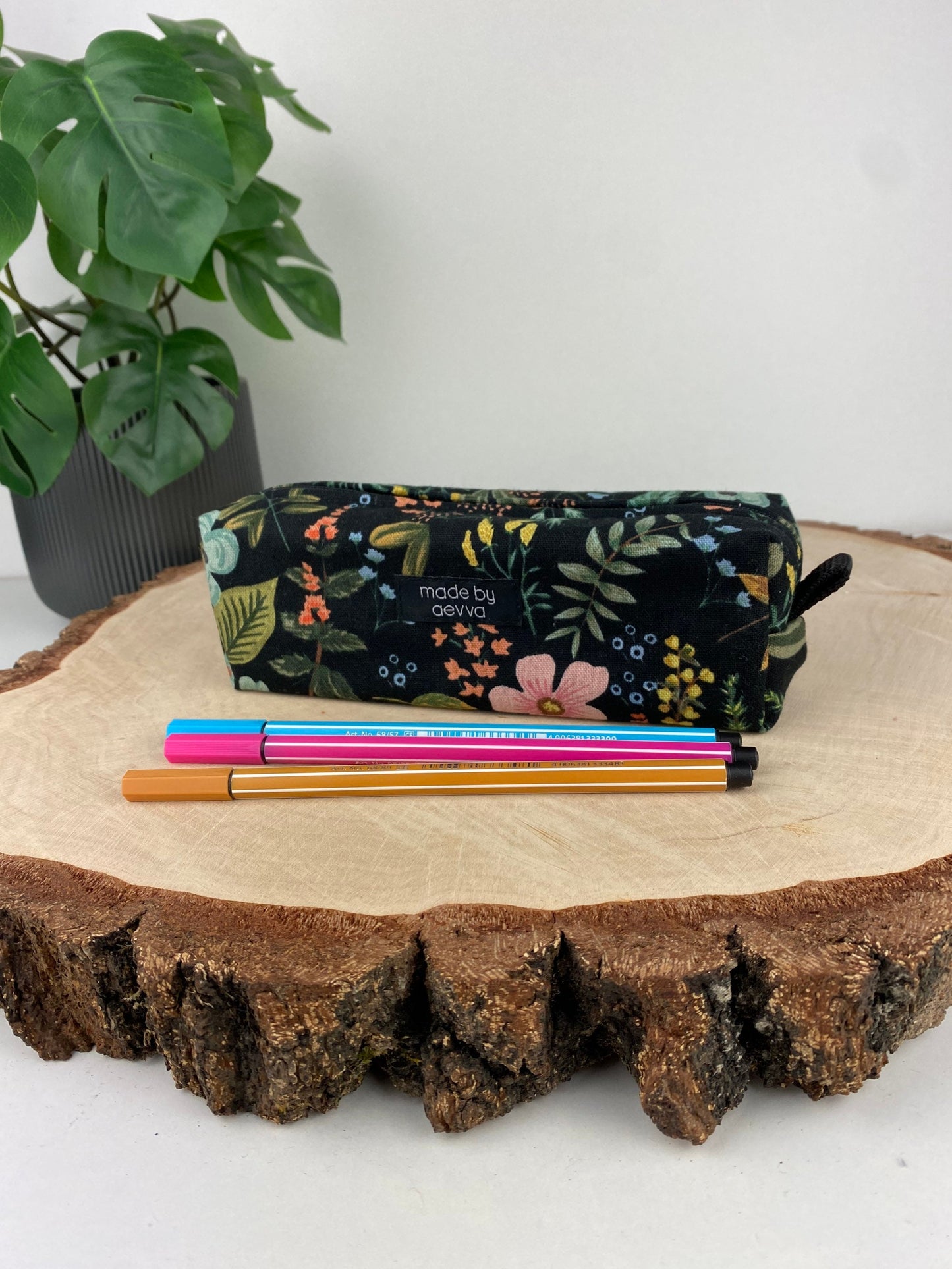 Stifte Mäppchen mit Blumen in dunkel