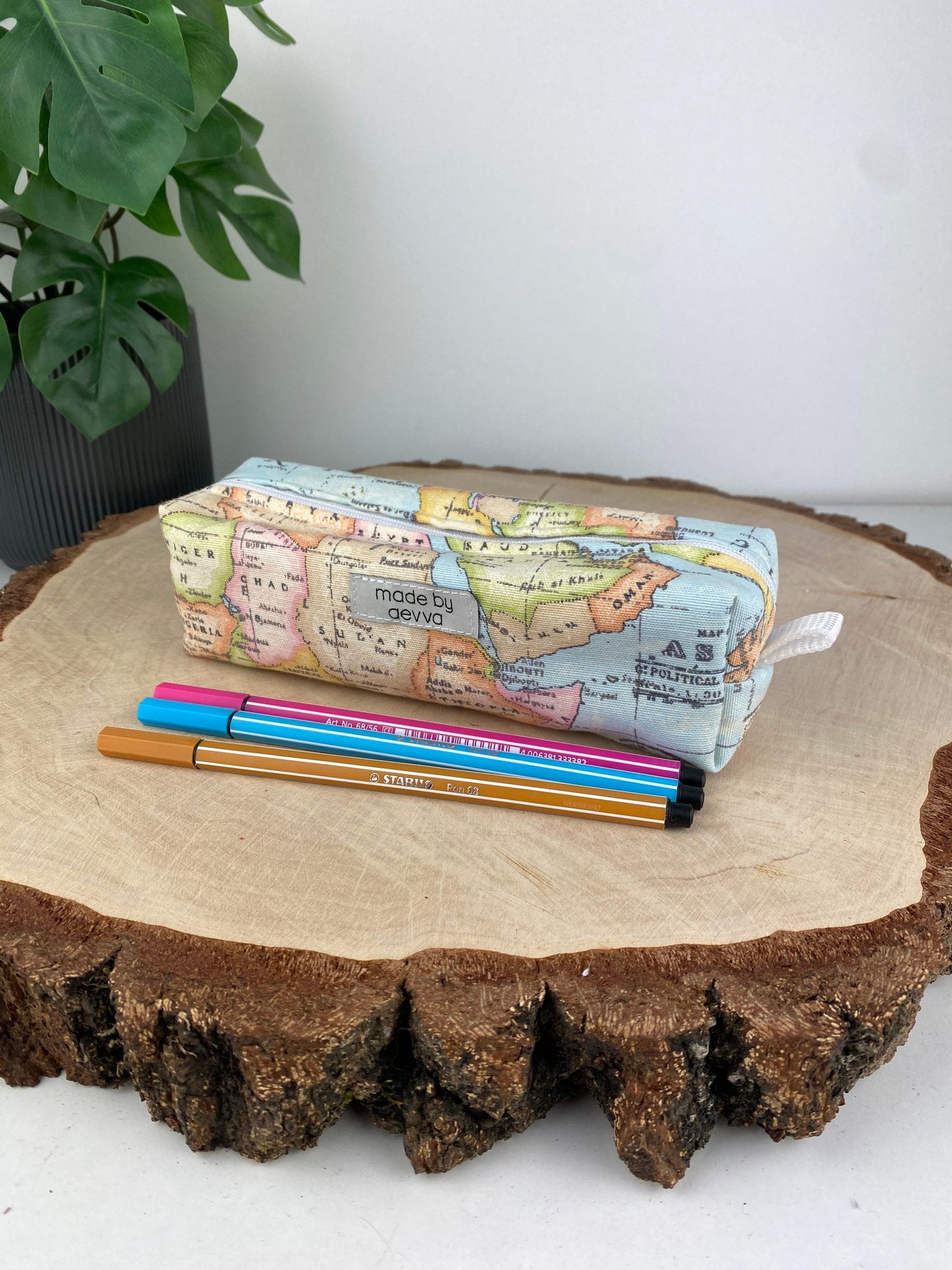 Stifte Mäppchen mit Weltkarte in blau