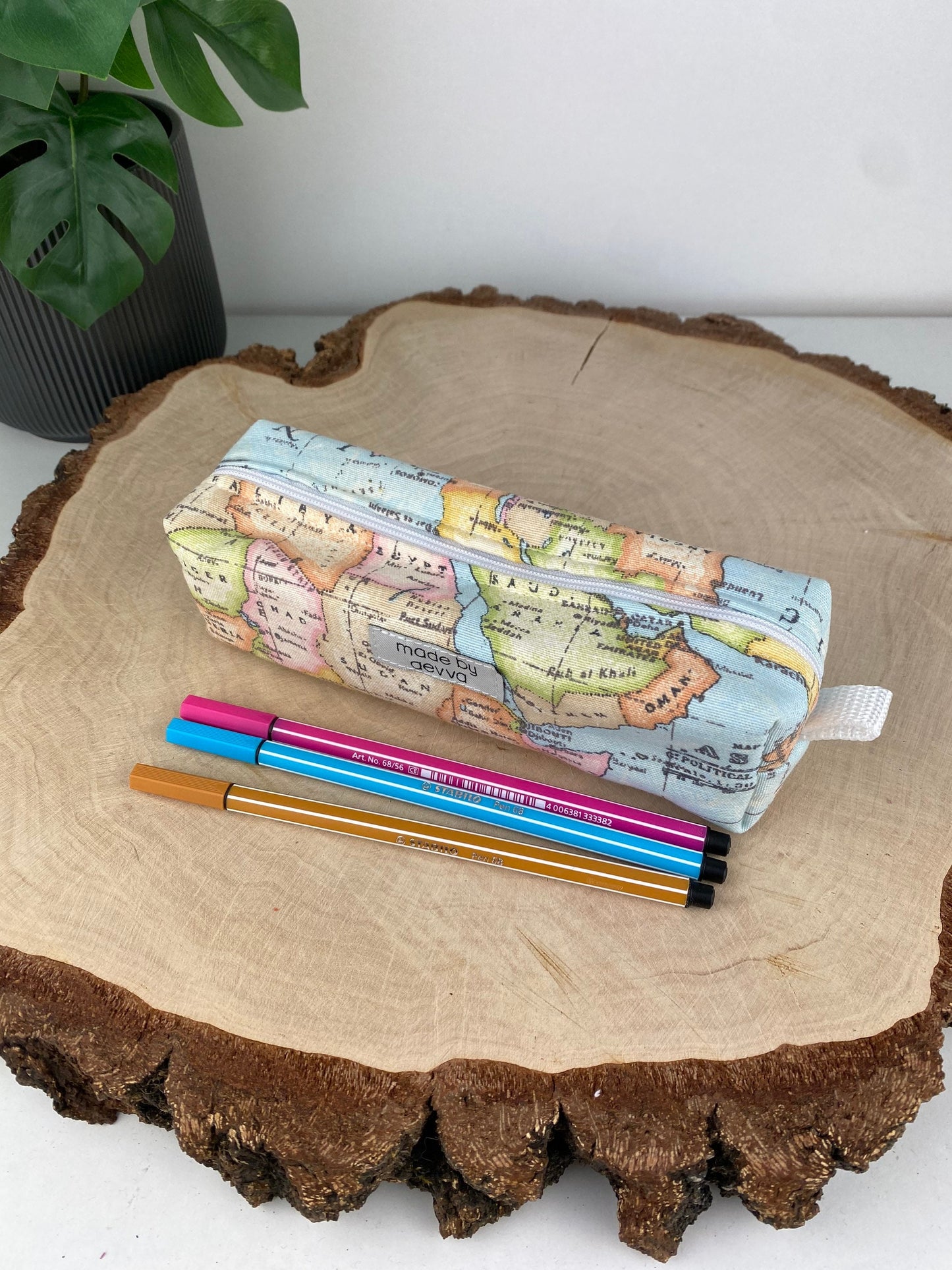 Stifte Mäppchen mit Weltkarte in blau
