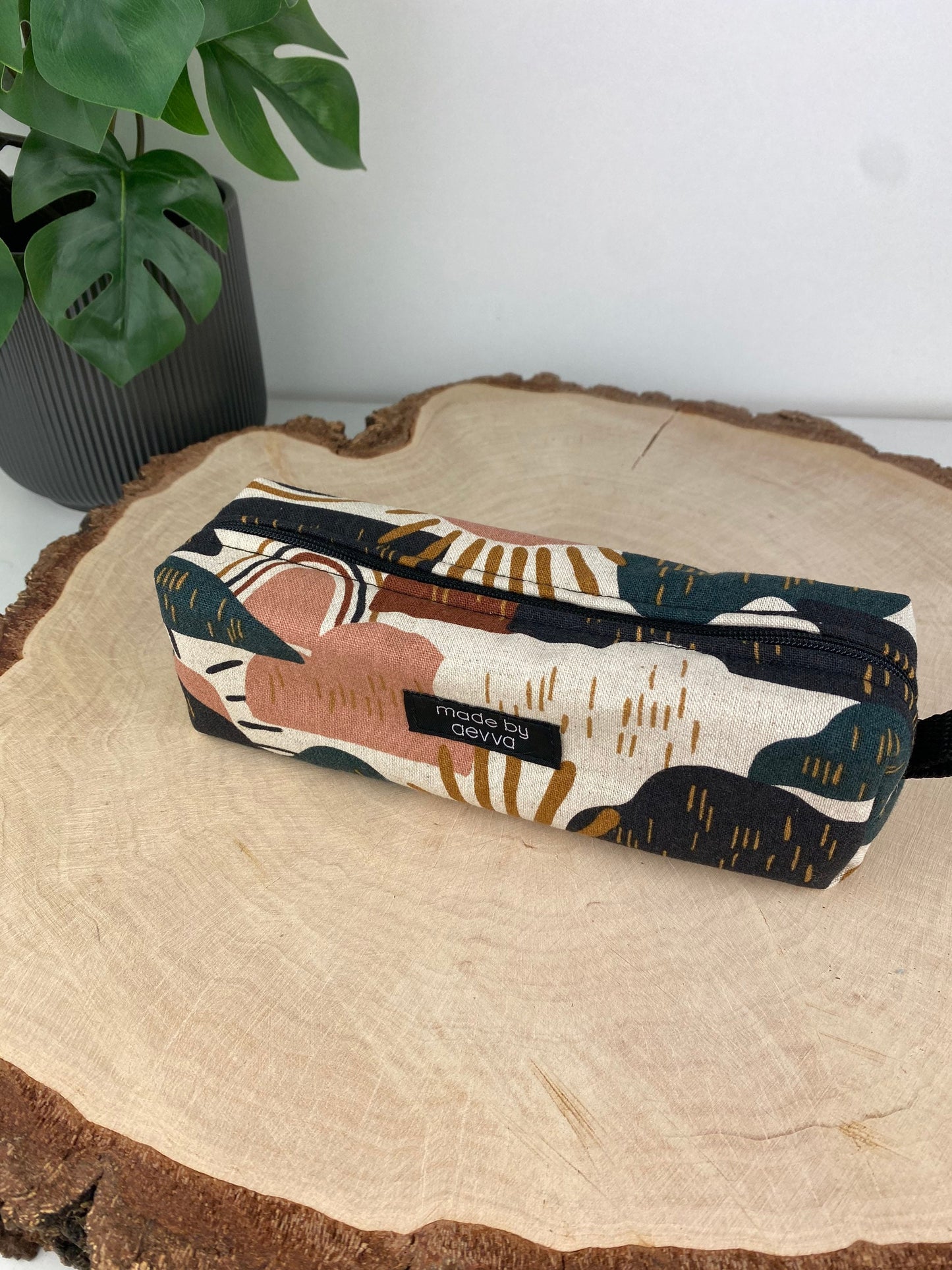Stifte Mäppchen in beige mit Berge und Sonne