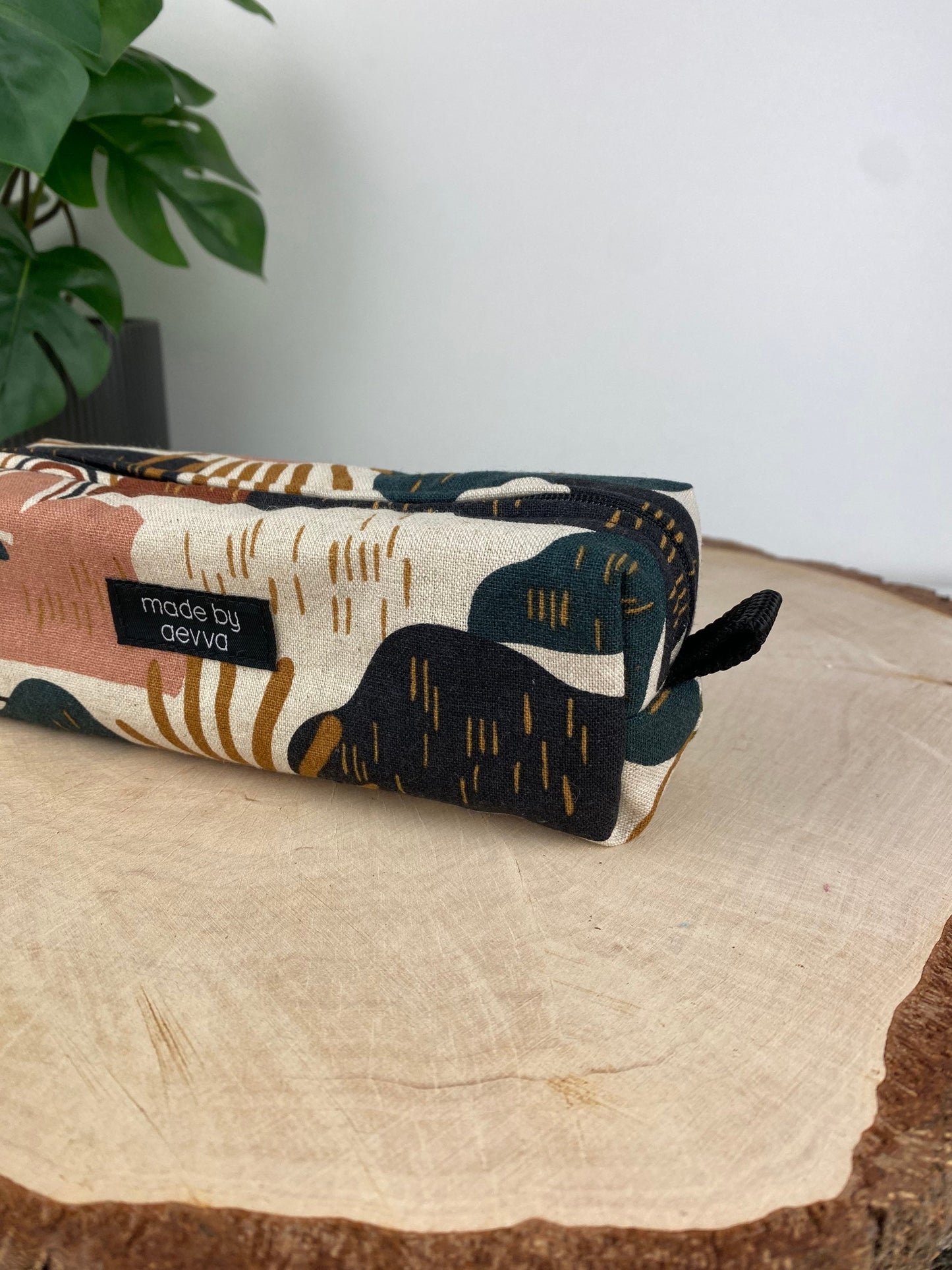 Stifte Mäppchen in beige mit Berge und Sonne