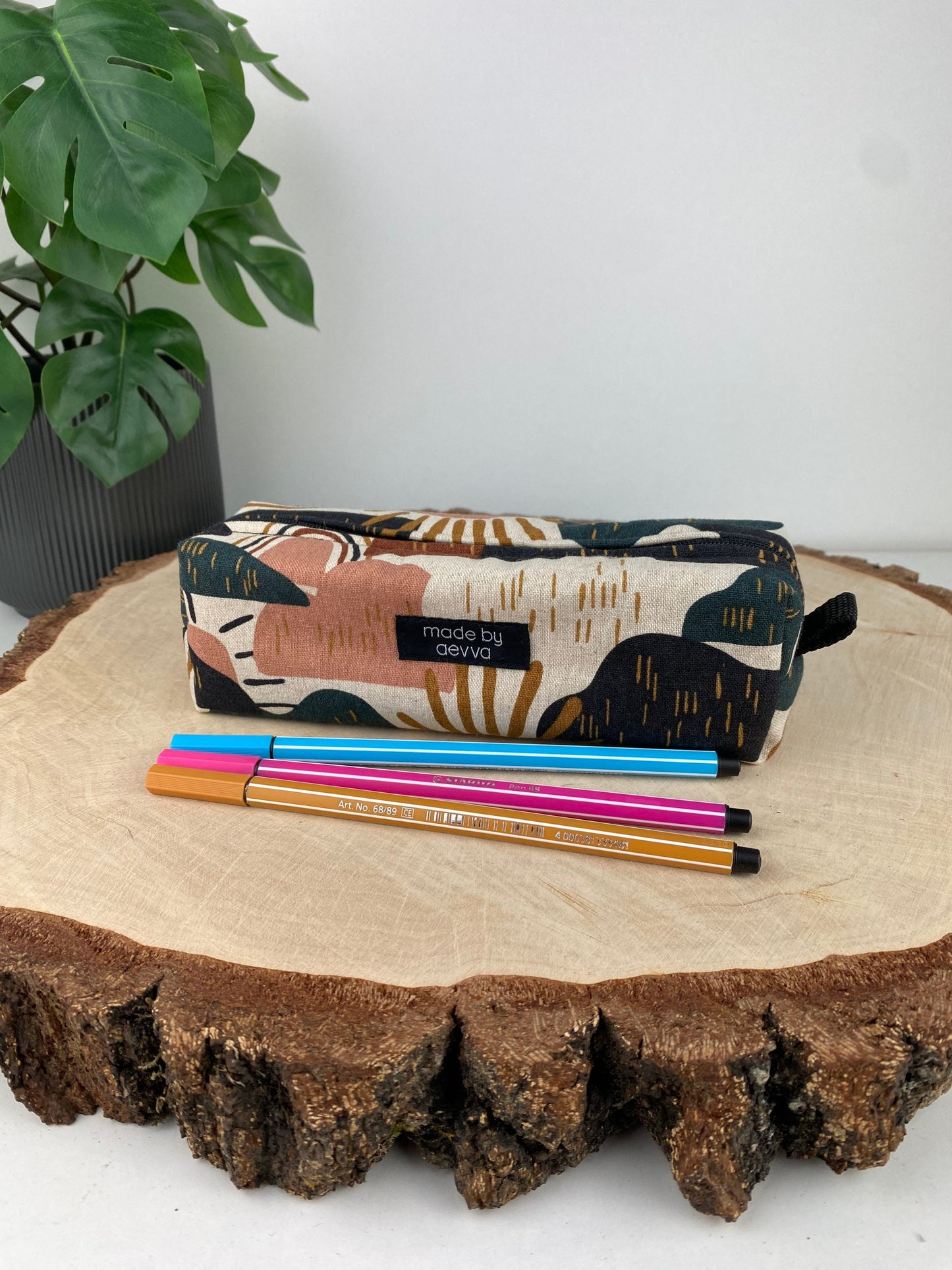 Stifte Mäppchen in beige mit Berge und Sonne