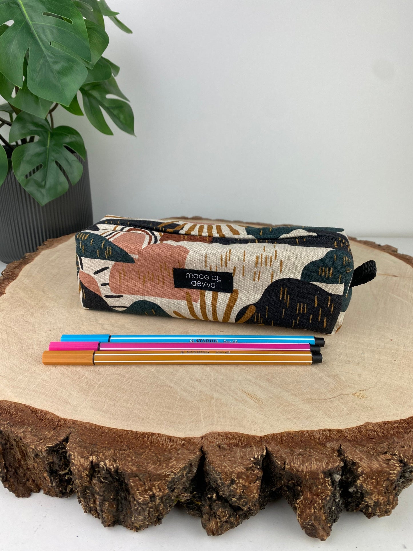 Stifte Mäppchen in beige mit Berge und Sonne