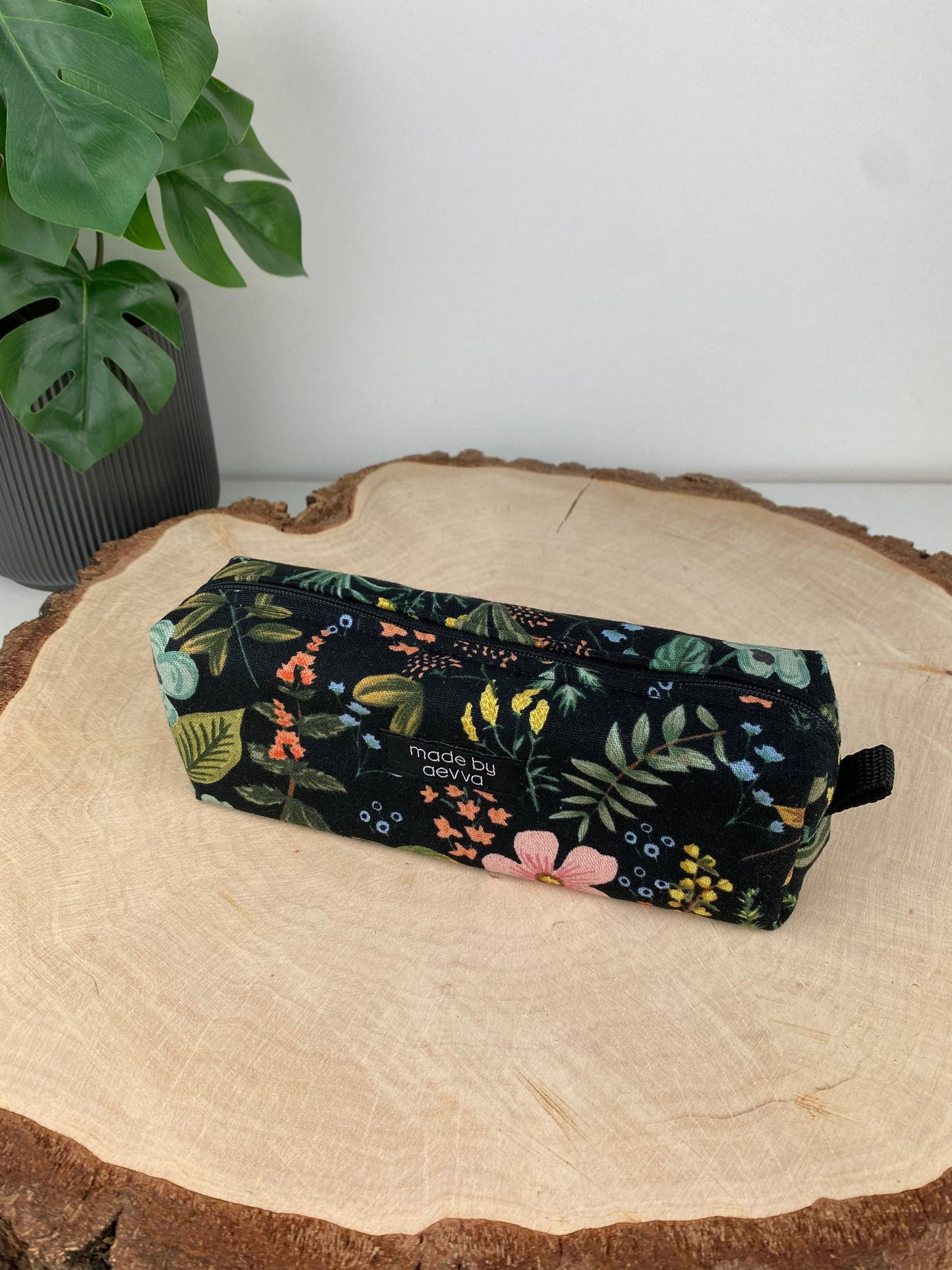 Stifte Mäppchen mit Blumen in dunkel
