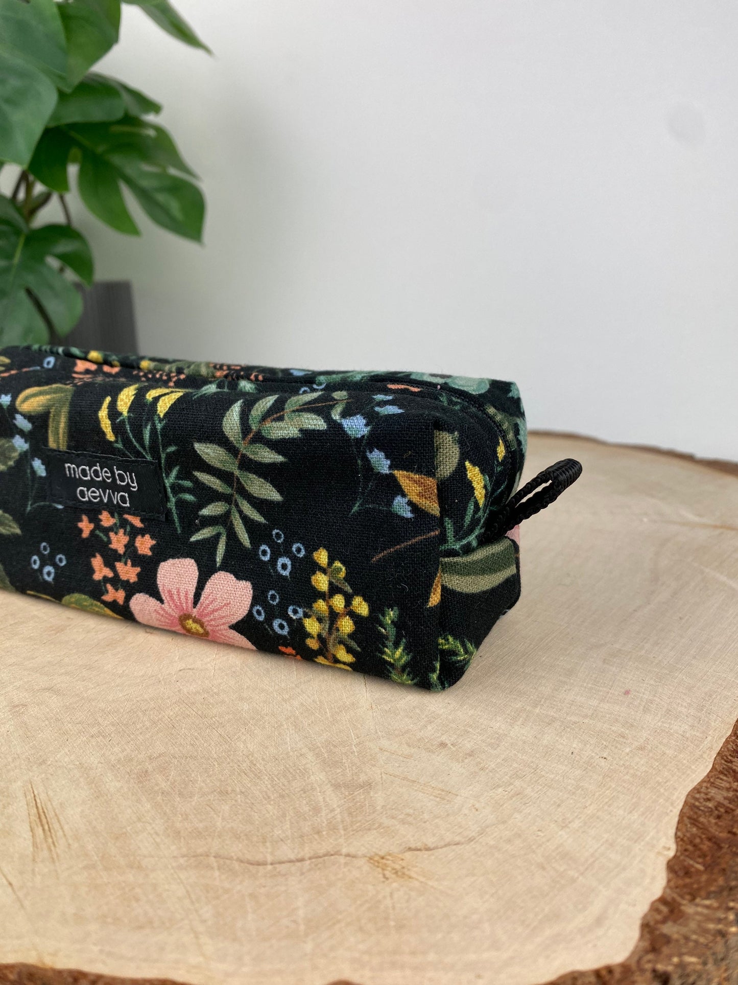 Stifte Mäppchen mit Blumen in dunkel