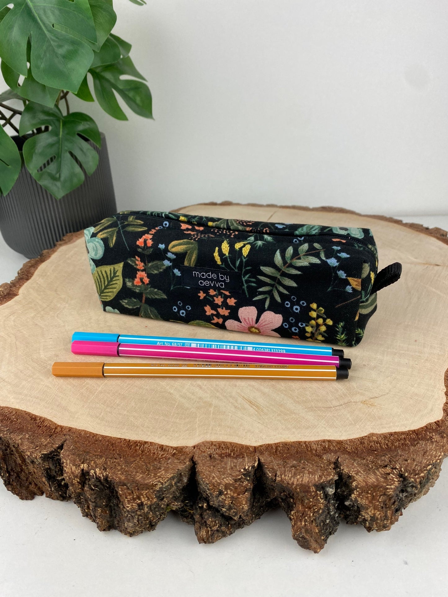 Stifte Mäppchen mit Blumen in dunkel