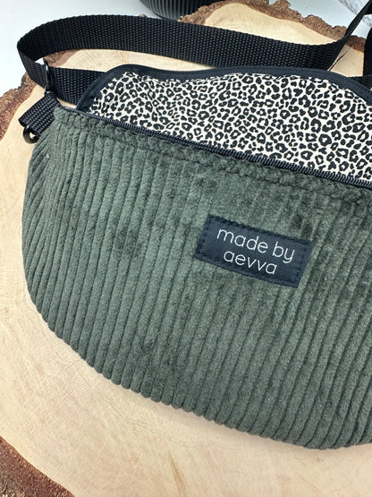 Midi Bauchtasche aus Cord in Olive mit Leomuster - Für Alltag und Freizeit - handgemacht in DE