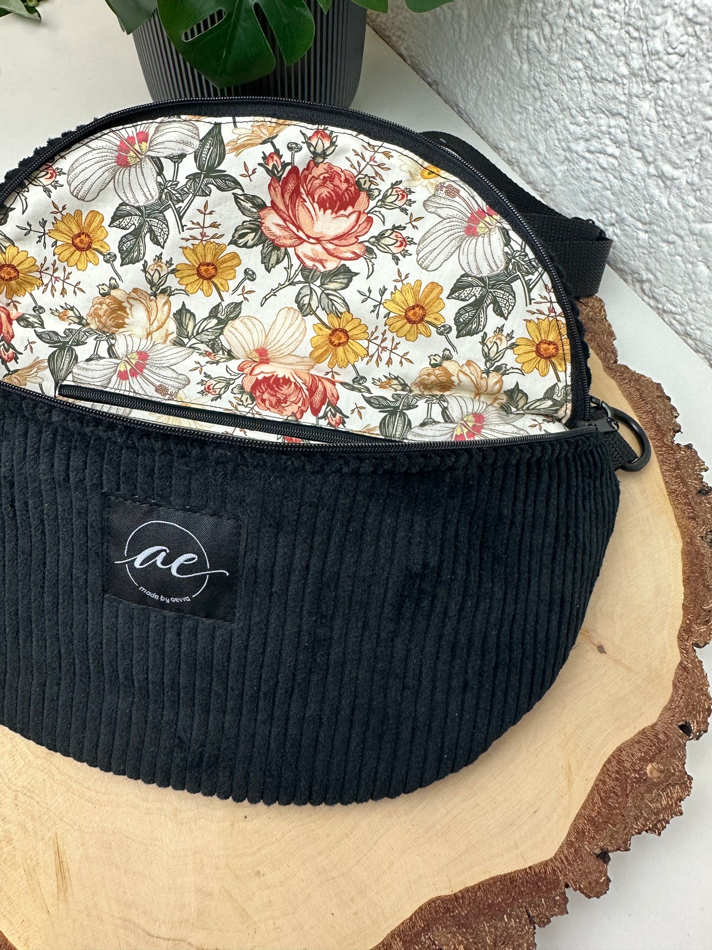 Große XL Bauchtasche aus Cord Stoff in schwarz mit Blumenmuster und Innentasche - Für Alltag und Freizeit