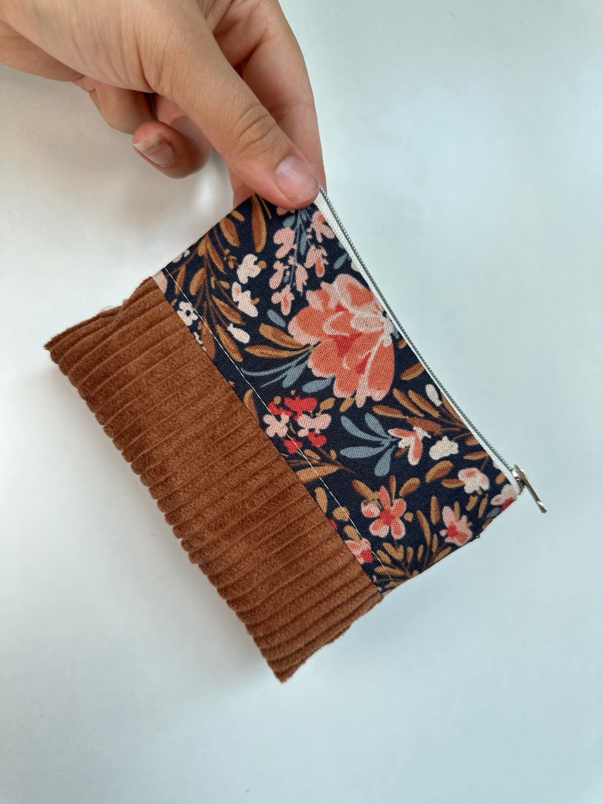 Handgefertigtes Täschchen aus Baumwolle und Cord als Reisetaschen Organizer