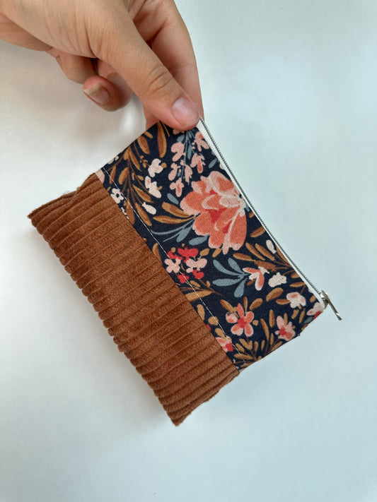 Handgefertigtes Täschchen aus Baumwolle und Cord als Reisetaschen Organizer