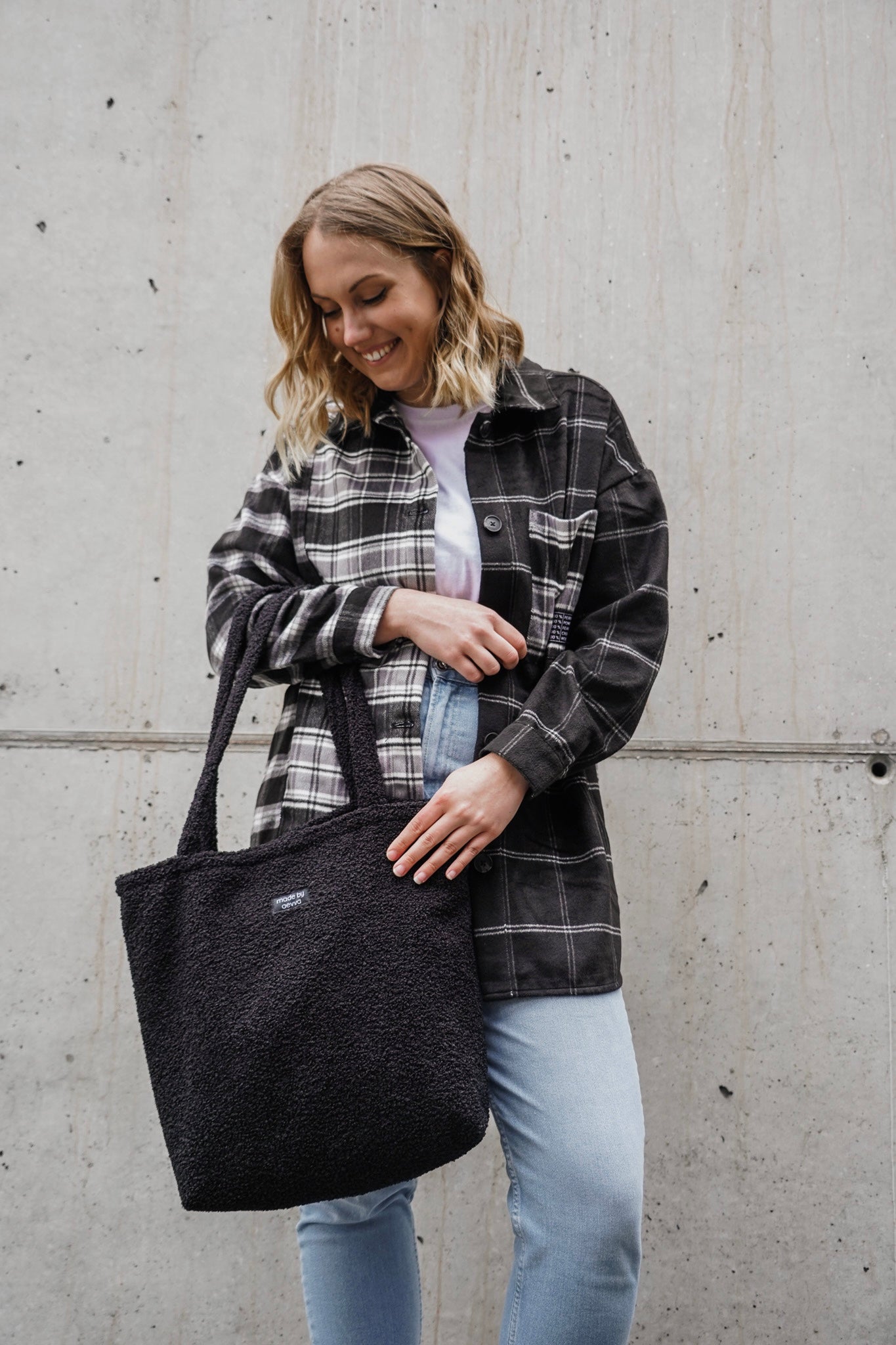 Shopper in schwarz aus Teddy-Stoff