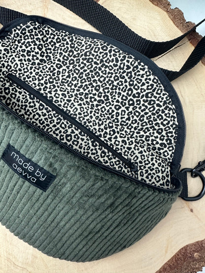 Midi Bauchtasche aus Cord in Olive mit Leomuster - Für Alltag und Freizeit - handgemacht in DE