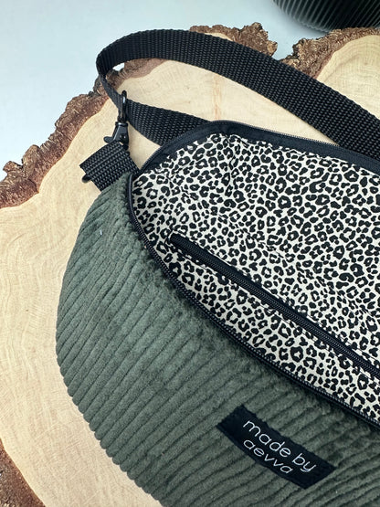 Midi Bauchtasche aus Cord in Olive mit Leomuster - Für Alltag und Freizeit - handgemacht in DE