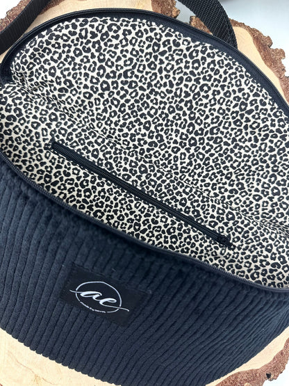 XL Bauchtasche aus Cord Stoff in schwarz mit Leomuster mit Innentasche