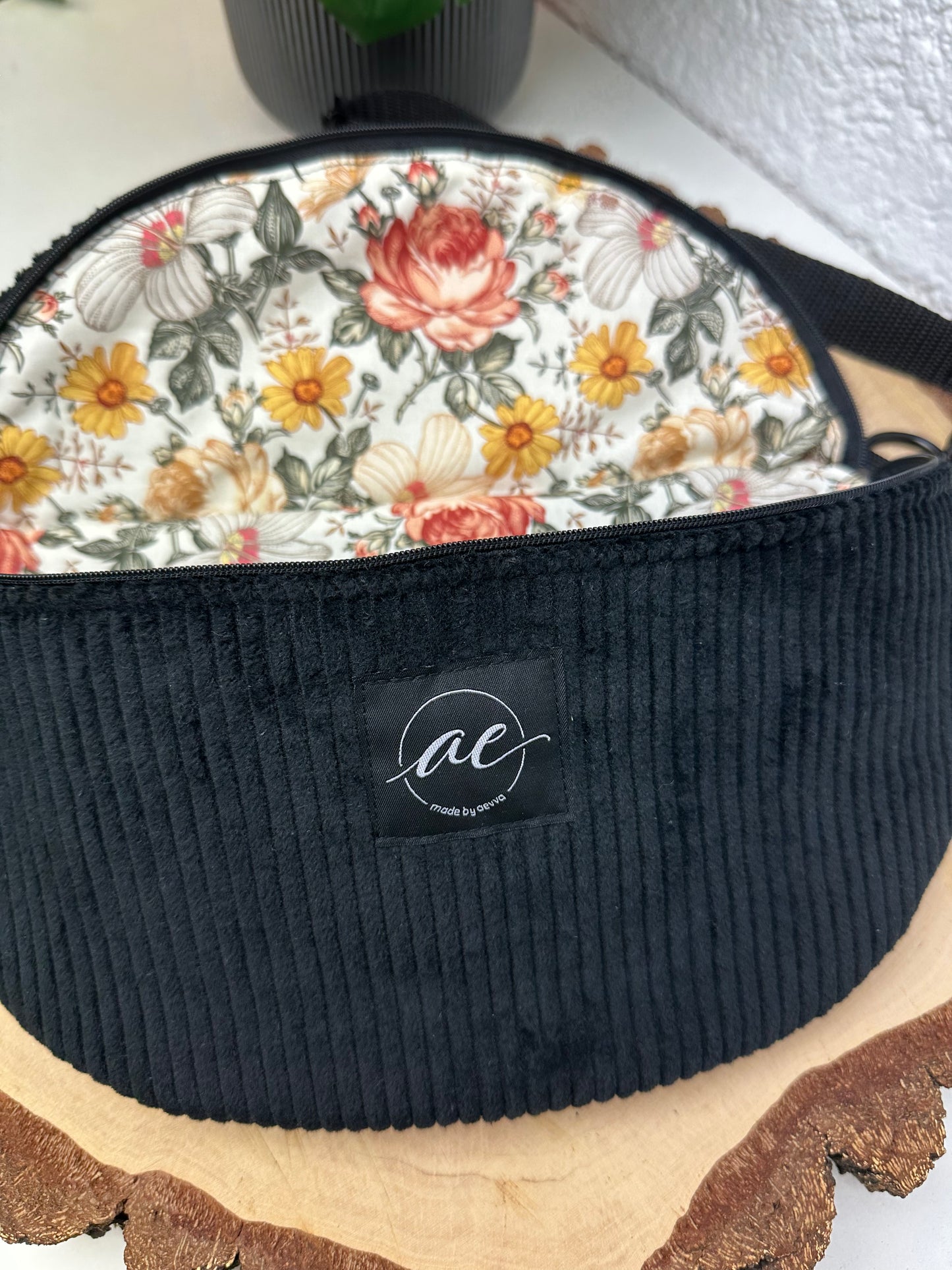 Große XL Bauchtasche aus Cord Stoff in schwarz mit Blumenmuster und Innentasche - Für Alltag und Freizeit