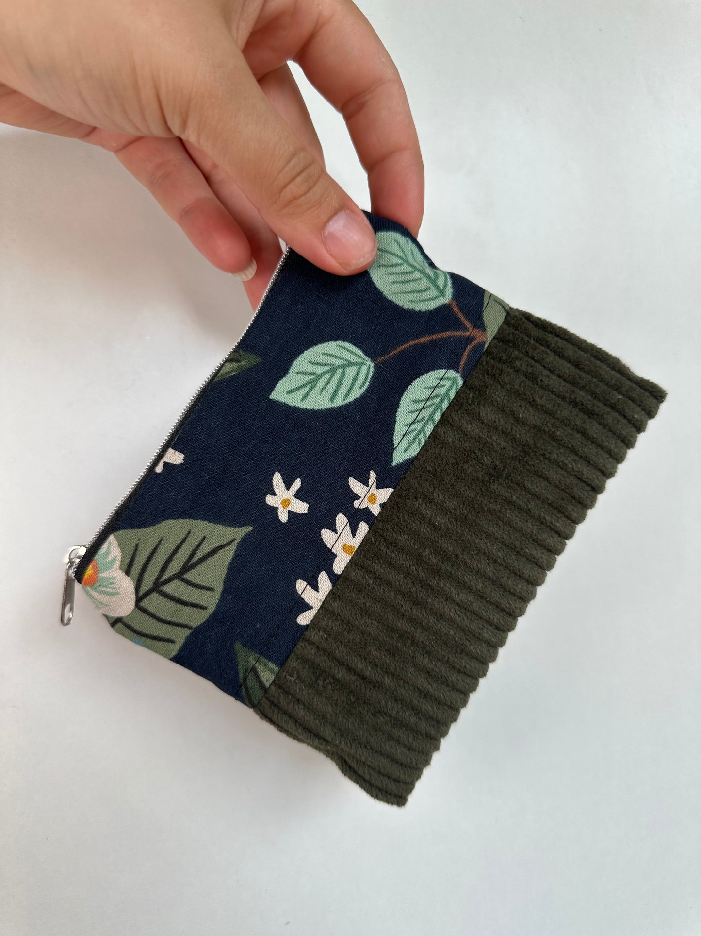 Handgefertigtes Unikat - Täschchen aus Canvas & Cord / Kosmetiktasche & Reise-Organizer