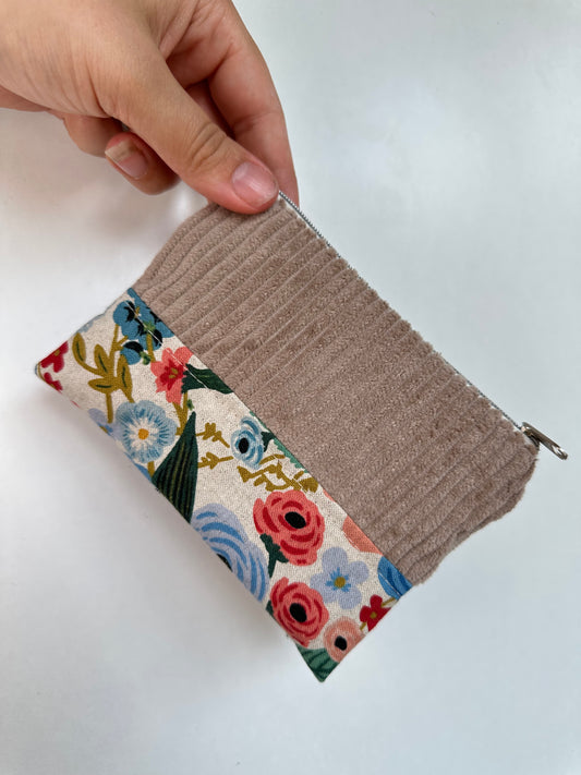 Handgefertigtes Täschchen aus Baumwolle und Cord als Reisetaschen Organizer