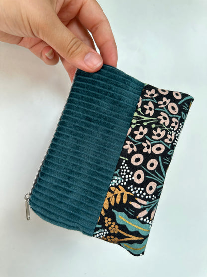 Handgefertigtes Täschchen aus Baumwolle und Cord als Reisetaschen Organizer