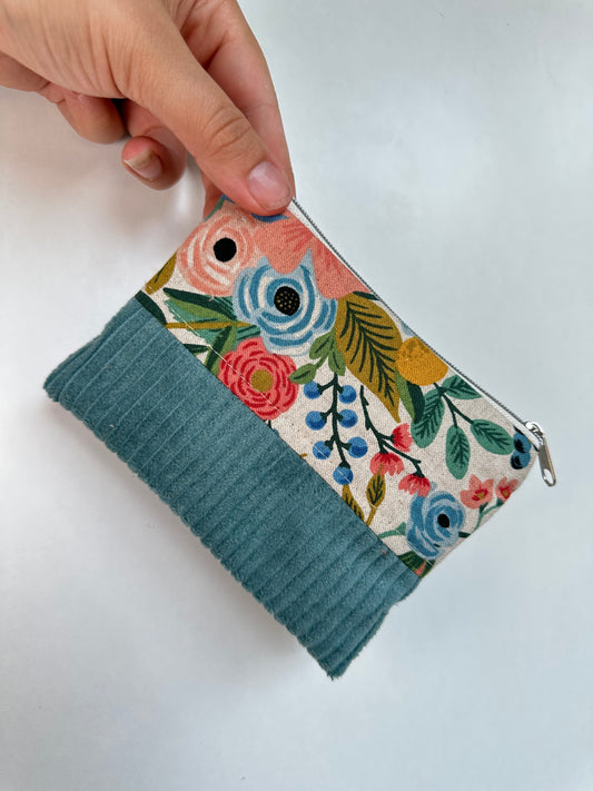 Handgefertigtes Täschchen aus Baumwolle und Cord als Reisetaschen Organizer
