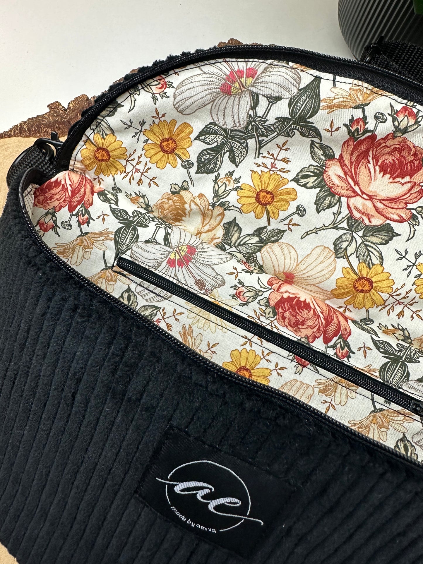 Große XL Bauchtasche aus Cord Stoff in schwarz mit Blumenmuster und Innentasche - Für Alltag und Freizeit